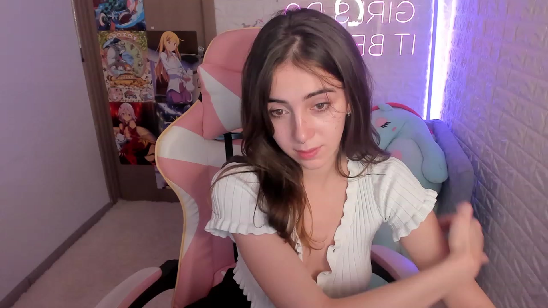 Gallery image thumbnail from ElsaYoung's myfreecams stream on, 12/27/2022, 18:38 image 3 of 20