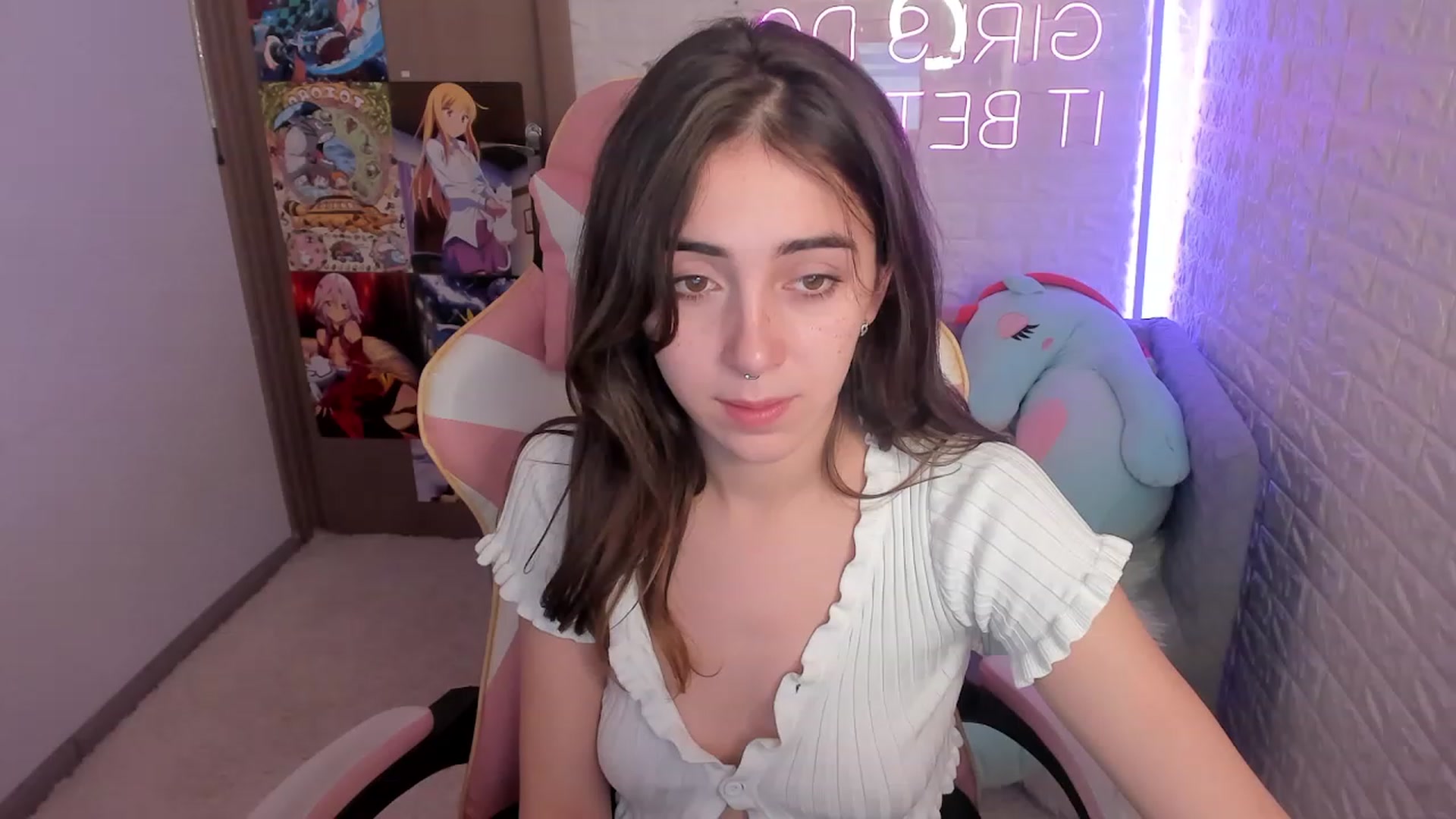 Gallery image thumbnail from ElsaYoung's myfreecams stream on, 12/27/2022, 18:38 image 1 of 20