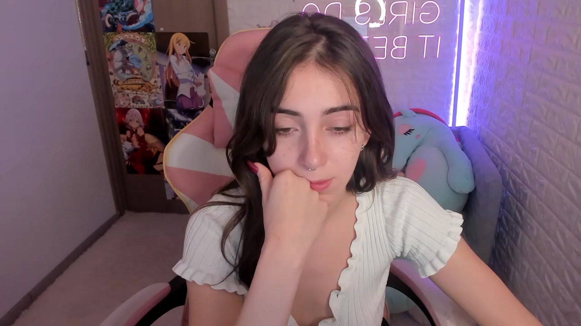 Gallery image thumbnail from ElsaYoung's myfreecams stream on, 12/27/2022, 18:38 image 6 of 20