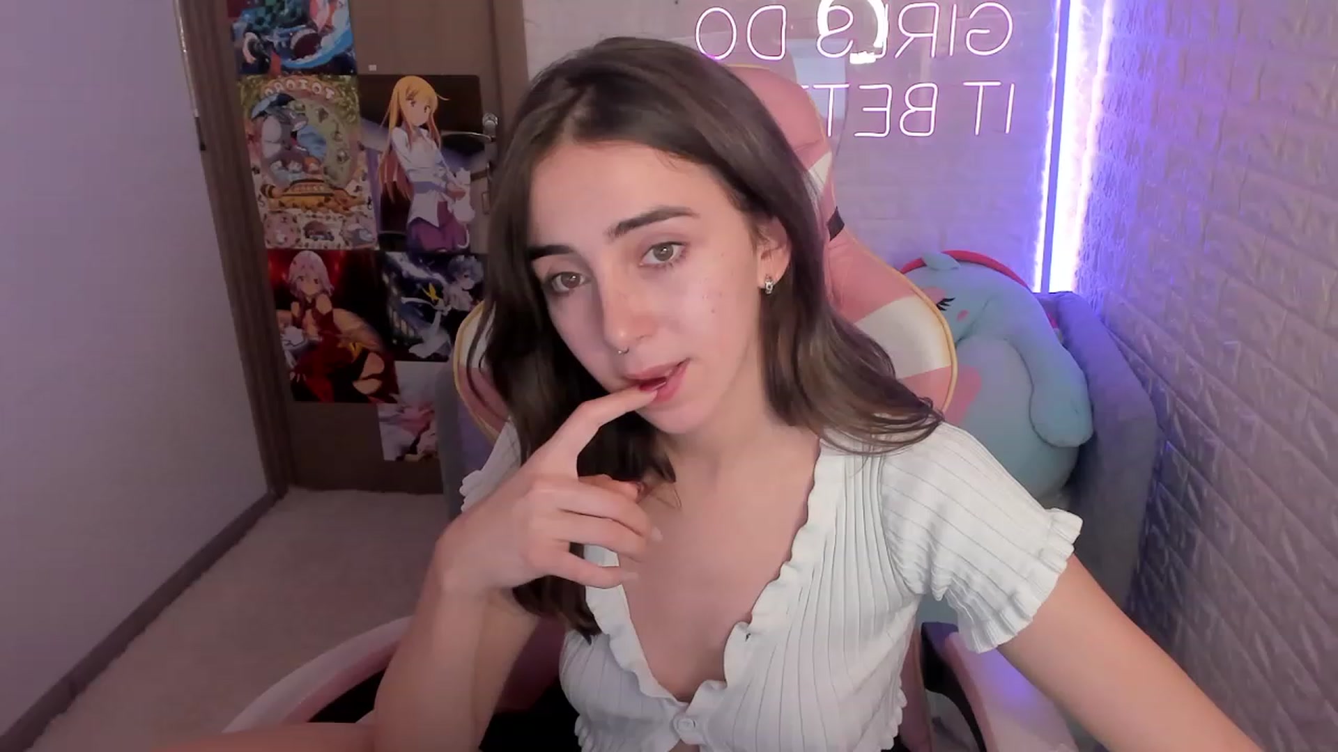 Gallery image thumbnail from ElsaYoung's myfreecams stream on, 12/27/2022, 18:38 image 9 of 20