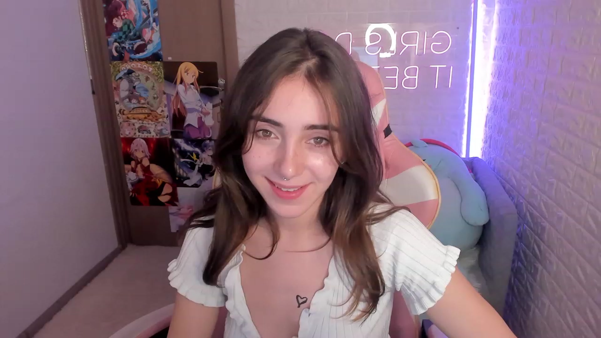 Gallery image thumbnail from ElsaYoung's myfreecams stream on, 12/27/2022, 19:01 image 15 of 20
