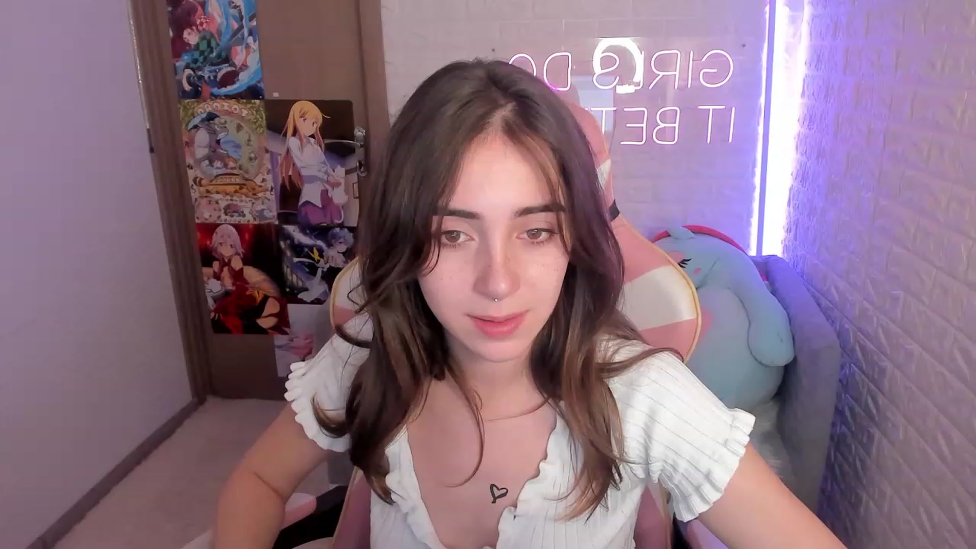 Gallery image thumbnail from ElsaYoung's myfreecams stream on, 12/27/2022, 19:01 image 19 of 20