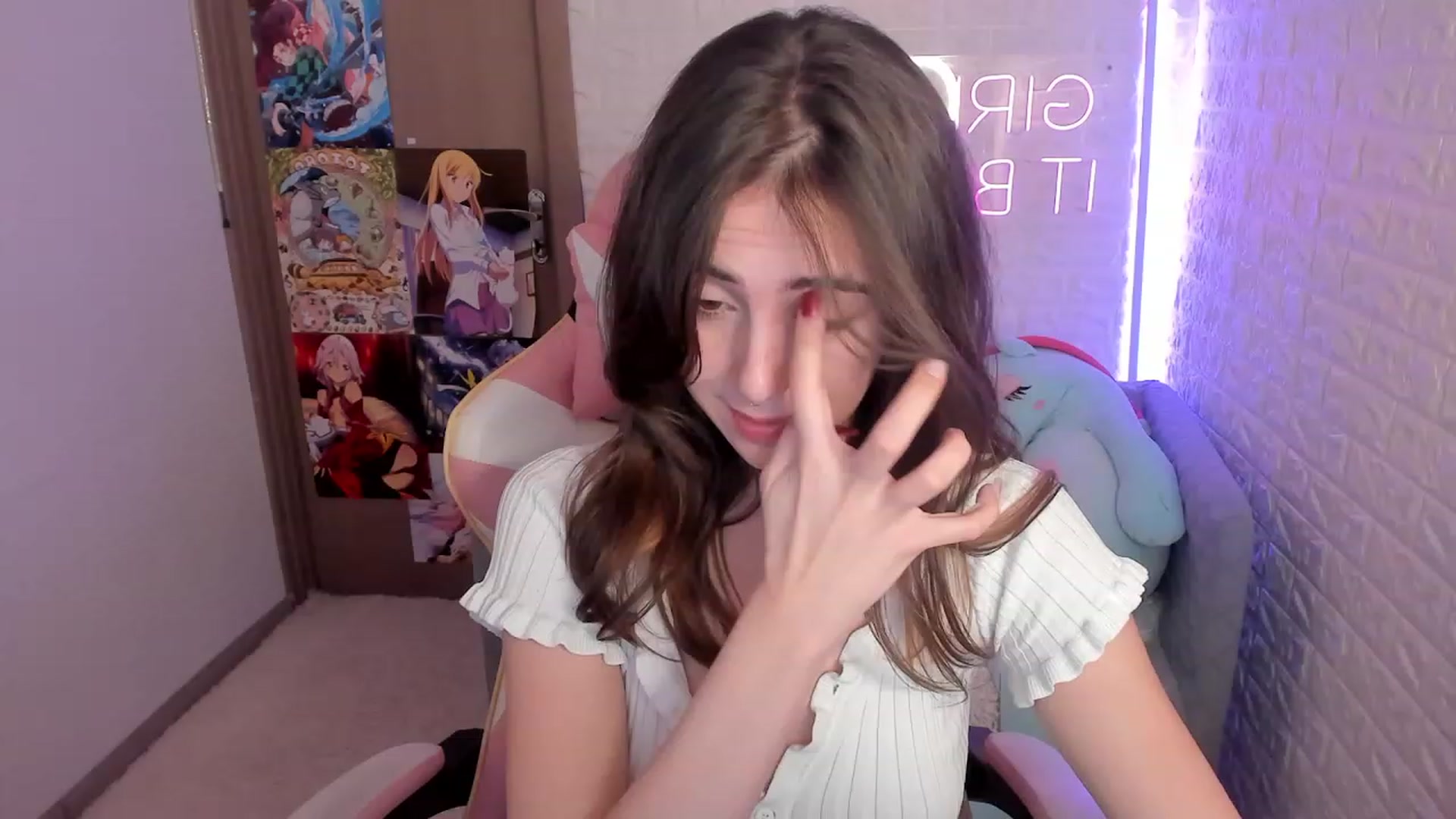 Gallery image thumbnail from ElsaYoung's myfreecams stream on, 12/27/2022, 19:01 image 13 of 20