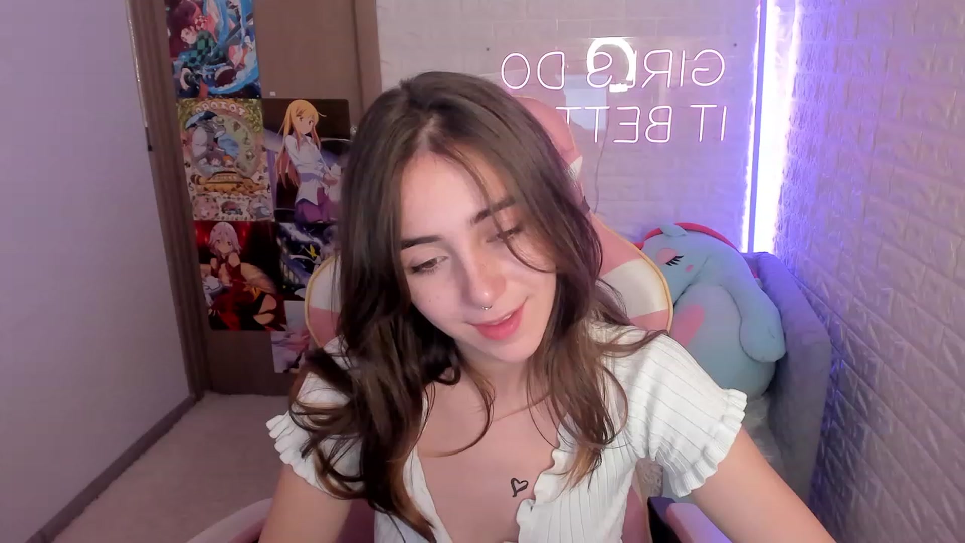 Gallery image thumbnail from ElsaYoung's myfreecams stream on, 12/27/2022, 19:01 image 17 of 20