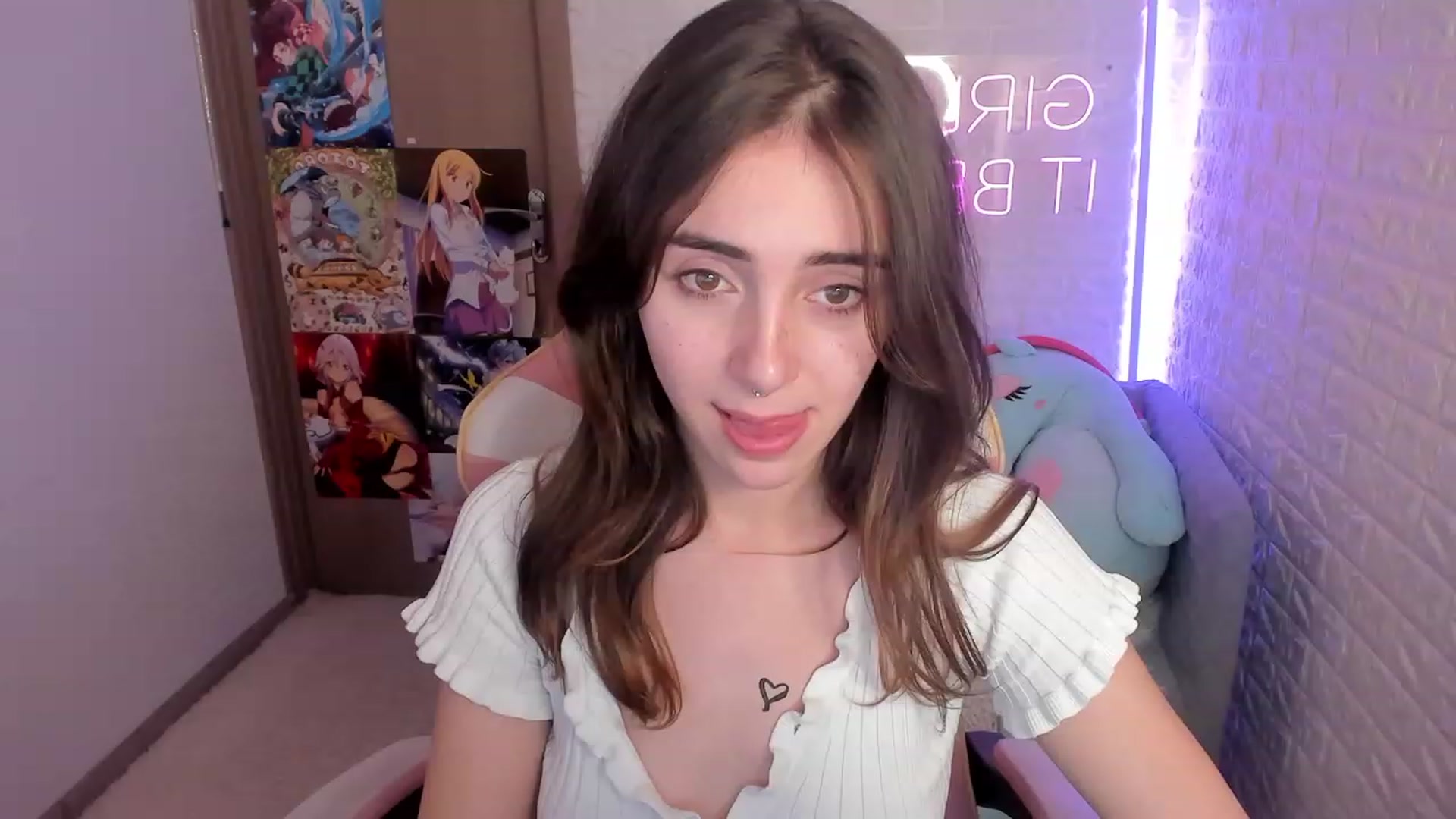 Gallery image thumbnail from ElsaYoung's myfreecams stream on, 12/27/2022, 19:01 image 12 of 20