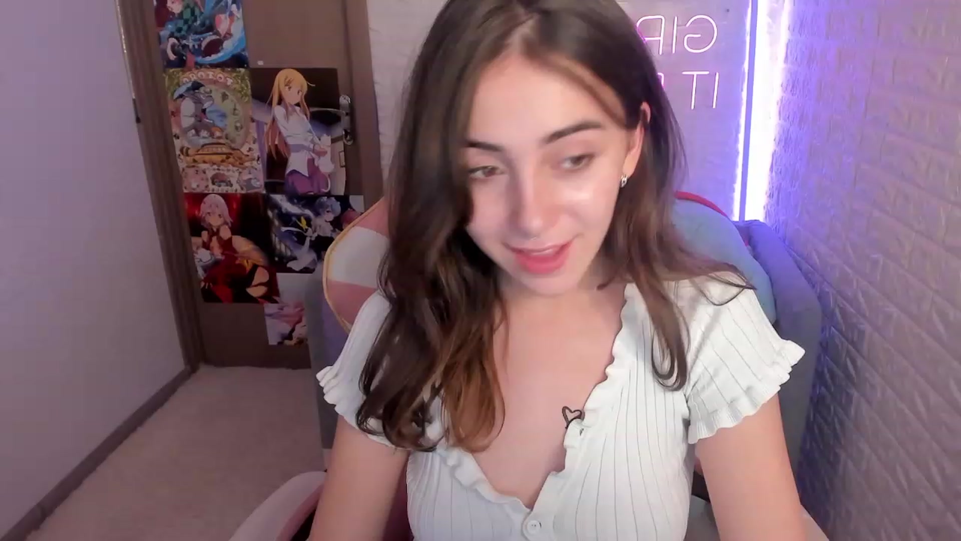 Gallery image thumbnail from ElsaYoung's myfreecams stream on, 12/27/2022, 19:20 image 8 of 20