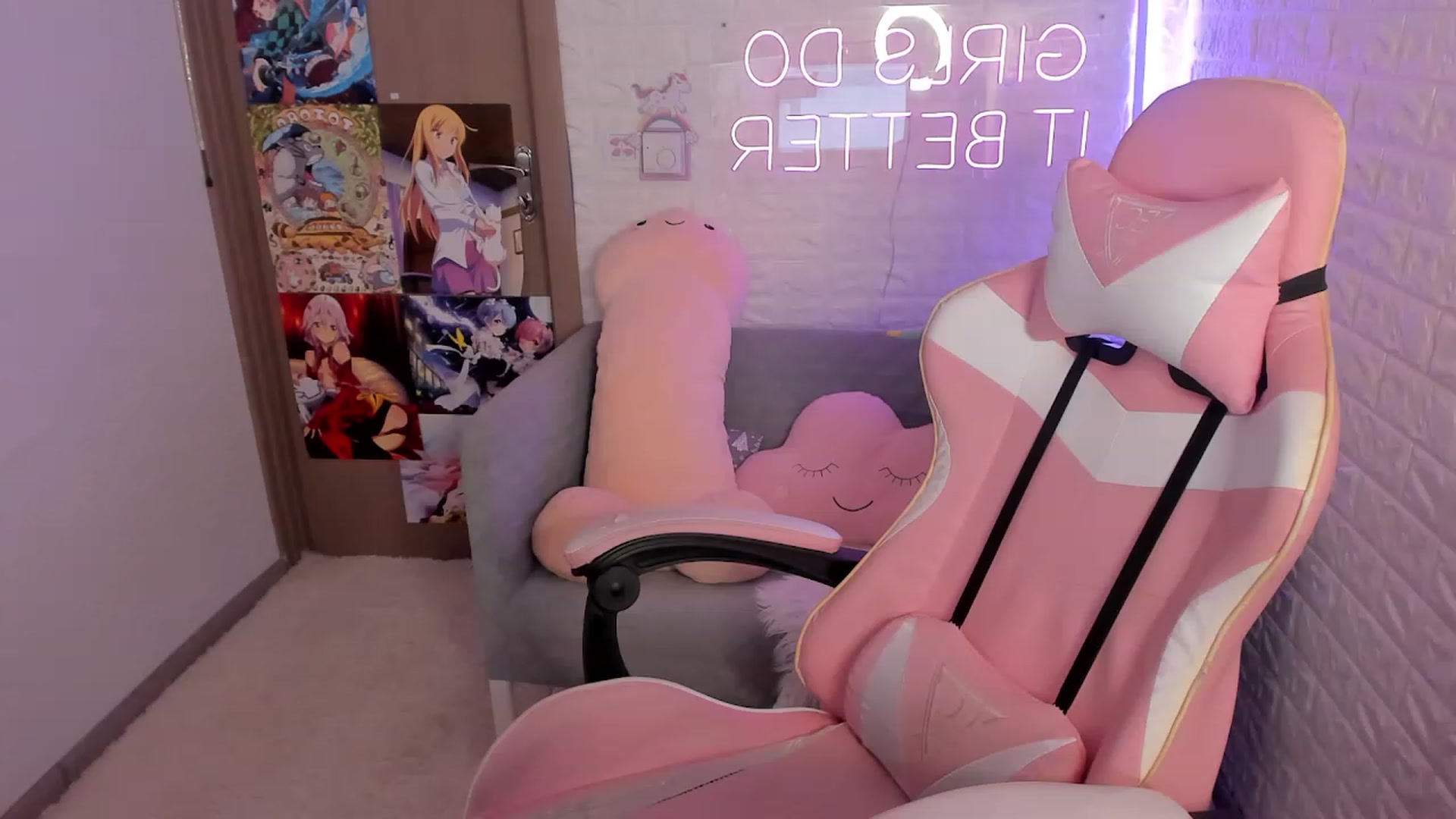 Gallery image thumbnail from ElsaYoung's myfreecams stream on, 12/27/2022, 19:20 image 10 of 20