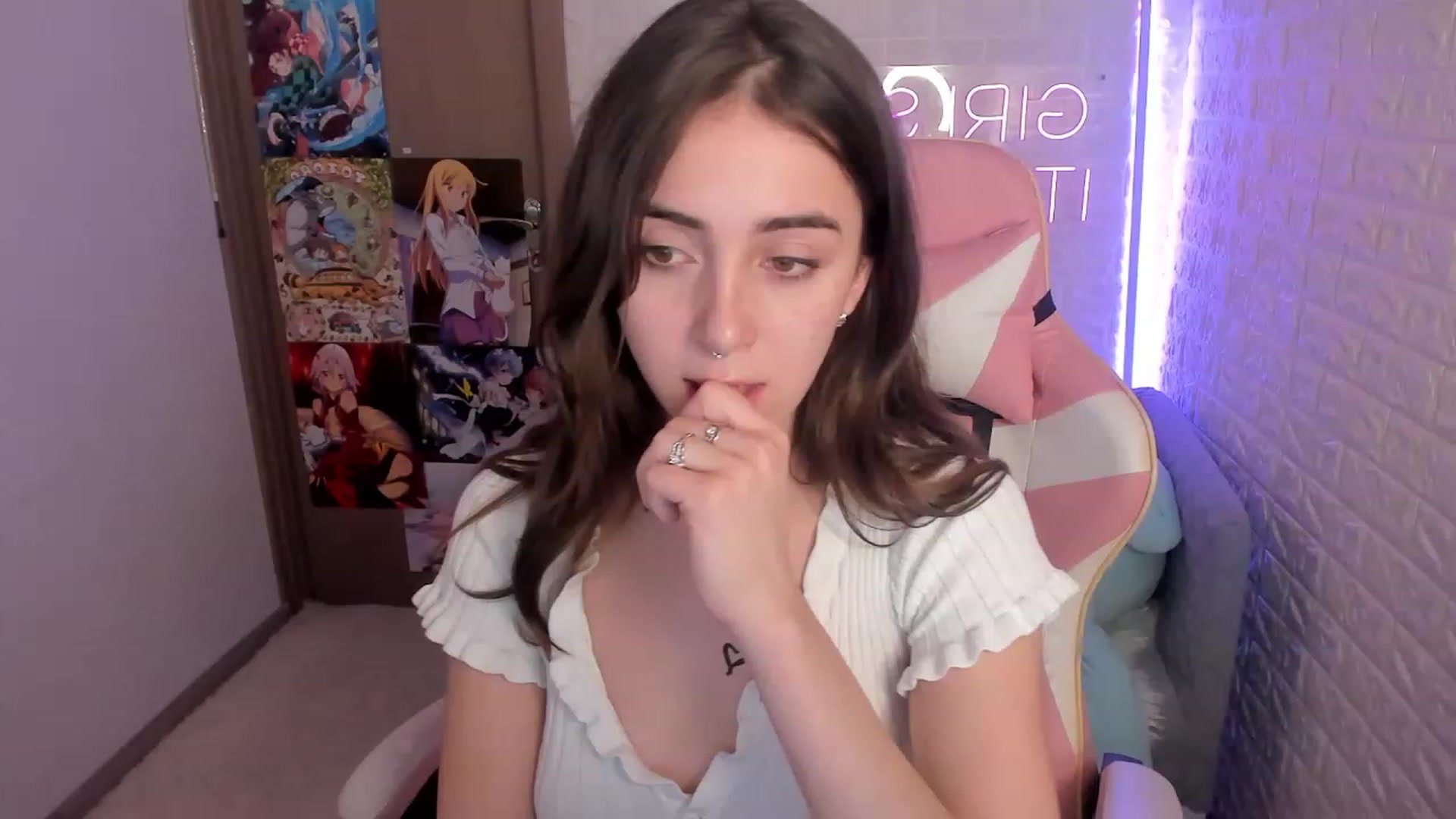 Gallery image thumbnail from ElsaYoung's myfreecams stream on, 12/27/2022, 19:20 image 20 of 20