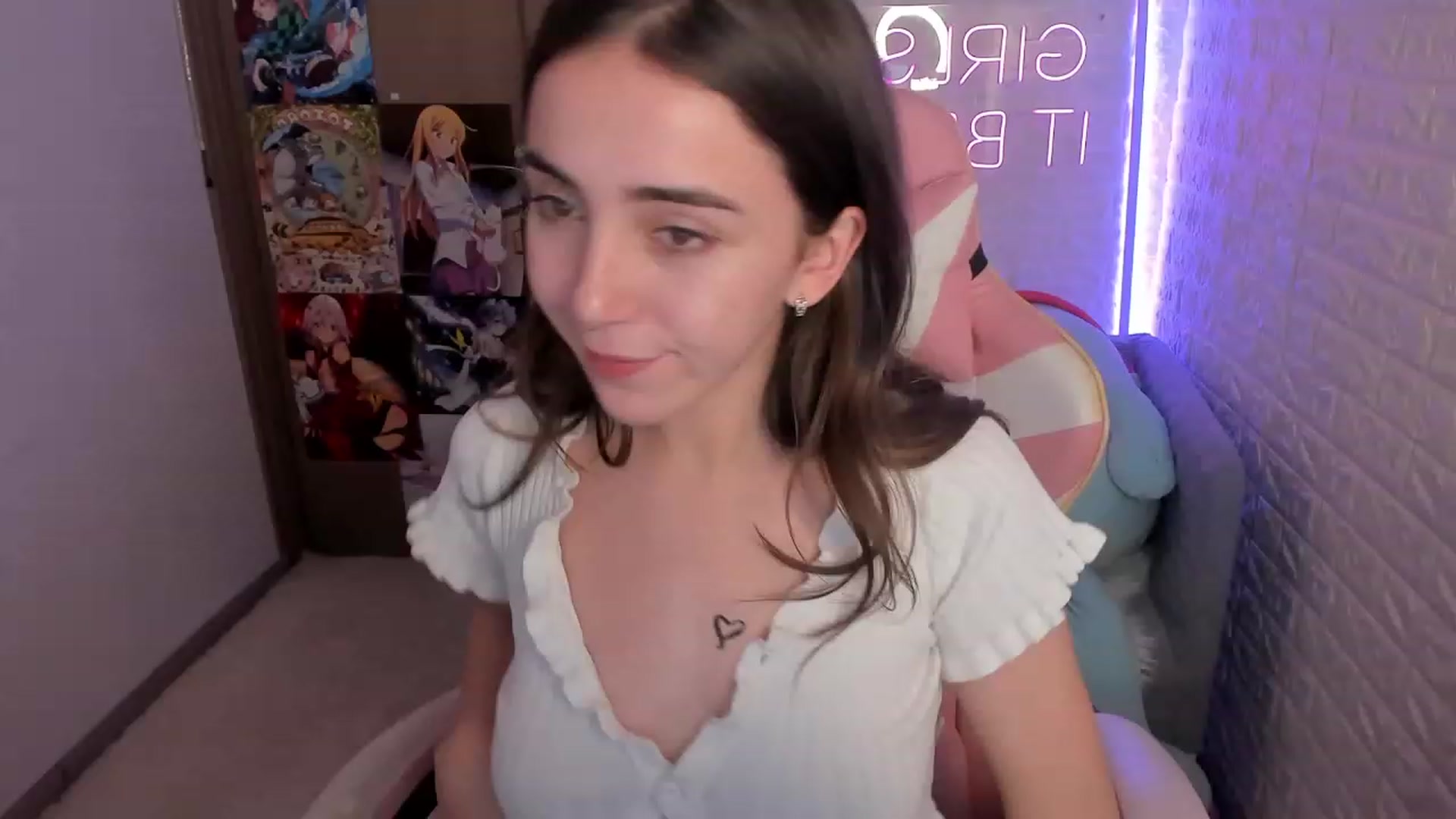 Gallery image thumbnail from ElsaYoung's myfreecams stream on, 12/27/2022, 19:20 image 17 of 20