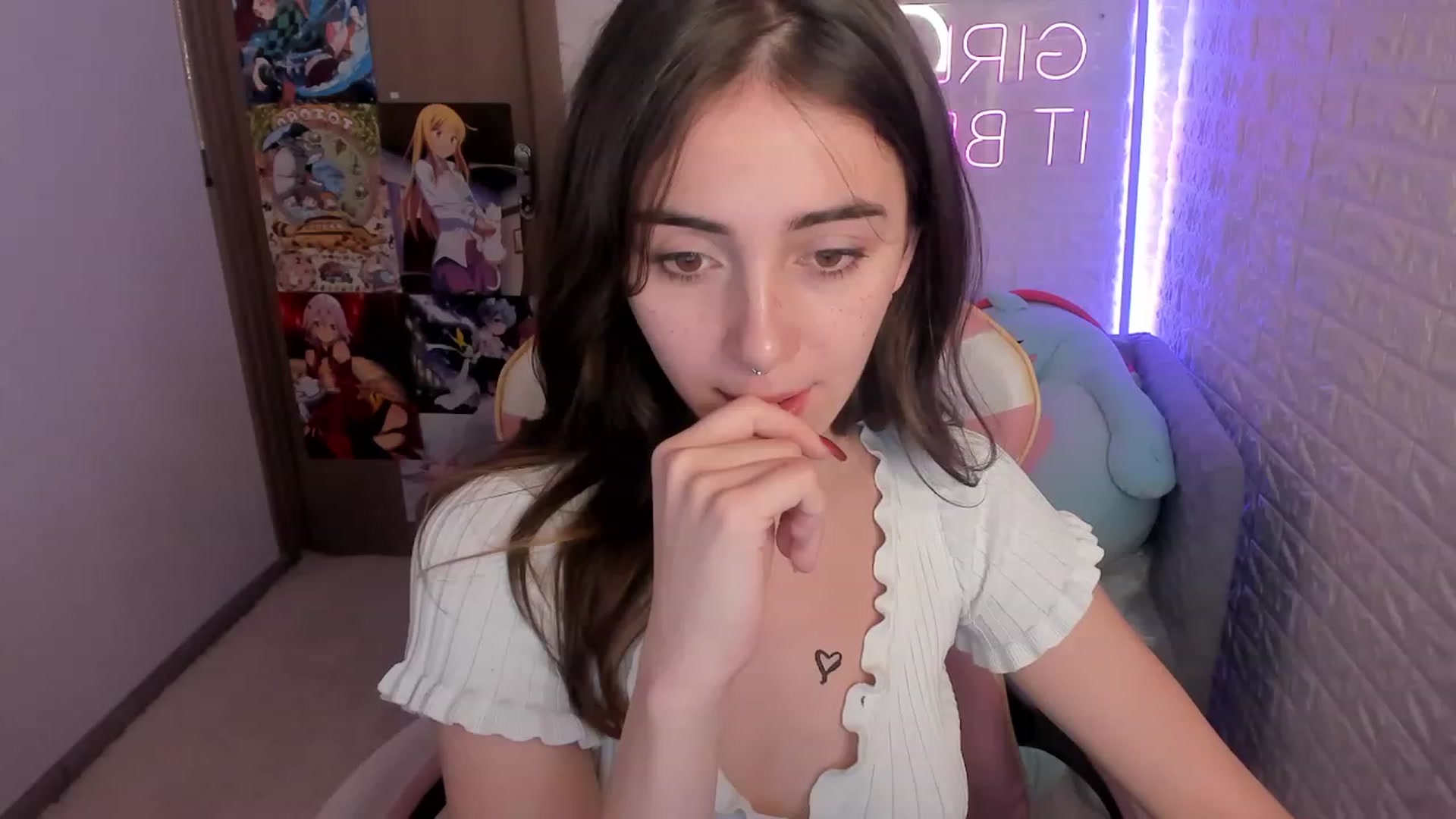 Gallery image thumbnail from ElsaYoung's myfreecams stream on, 12/27/2022, 19:20 image 13 of 20