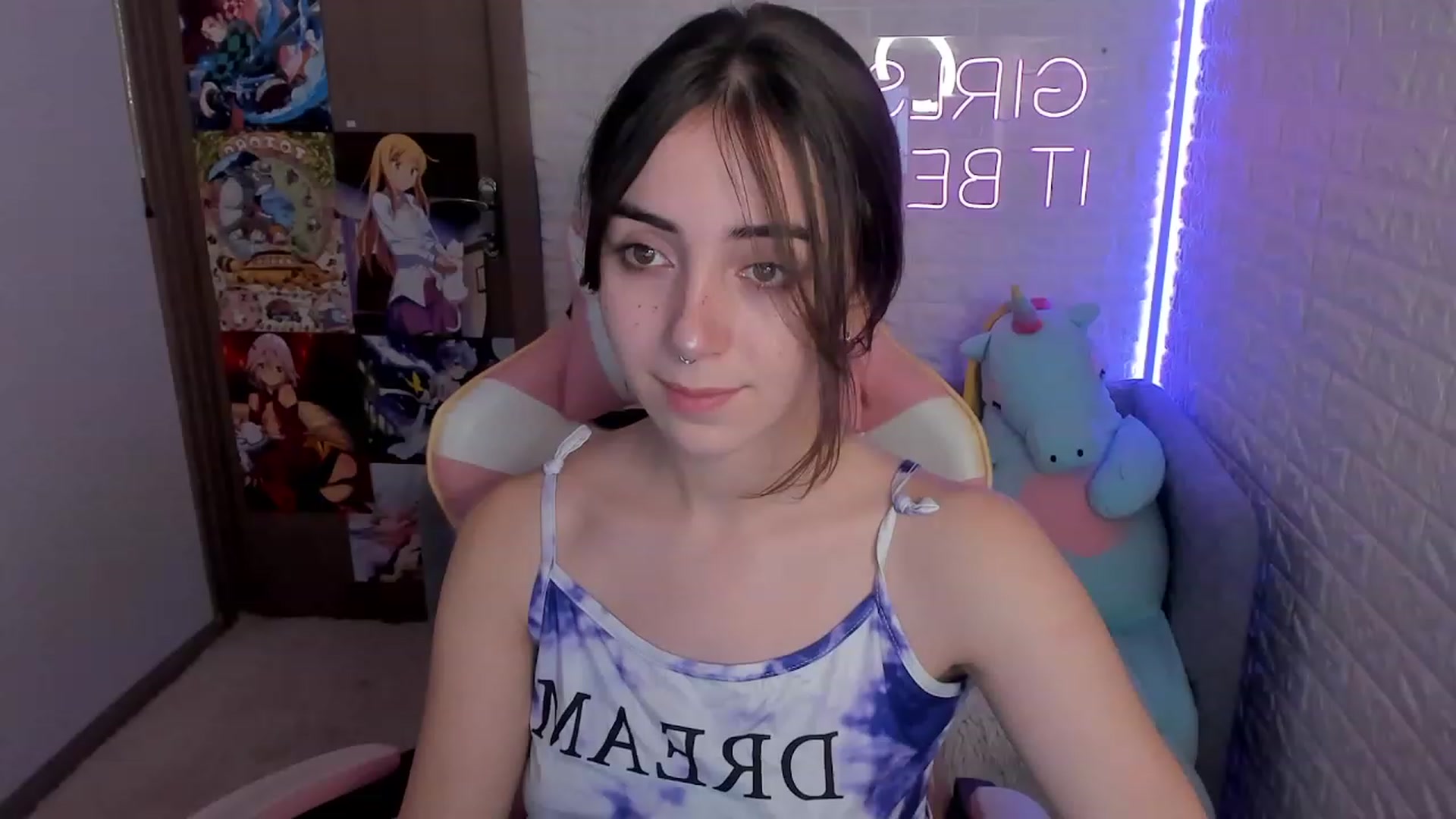 Gallery image thumbnail from ElsaYoung's myfreecams stream on, 12/28/2022, 11:19 image 14 of 20