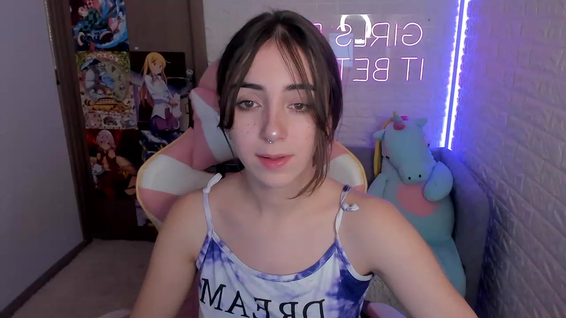 Gallery image thumbnail from ElsaYoung's myfreecams stream on, 12/28/2022, 11:19 image 18 of 20