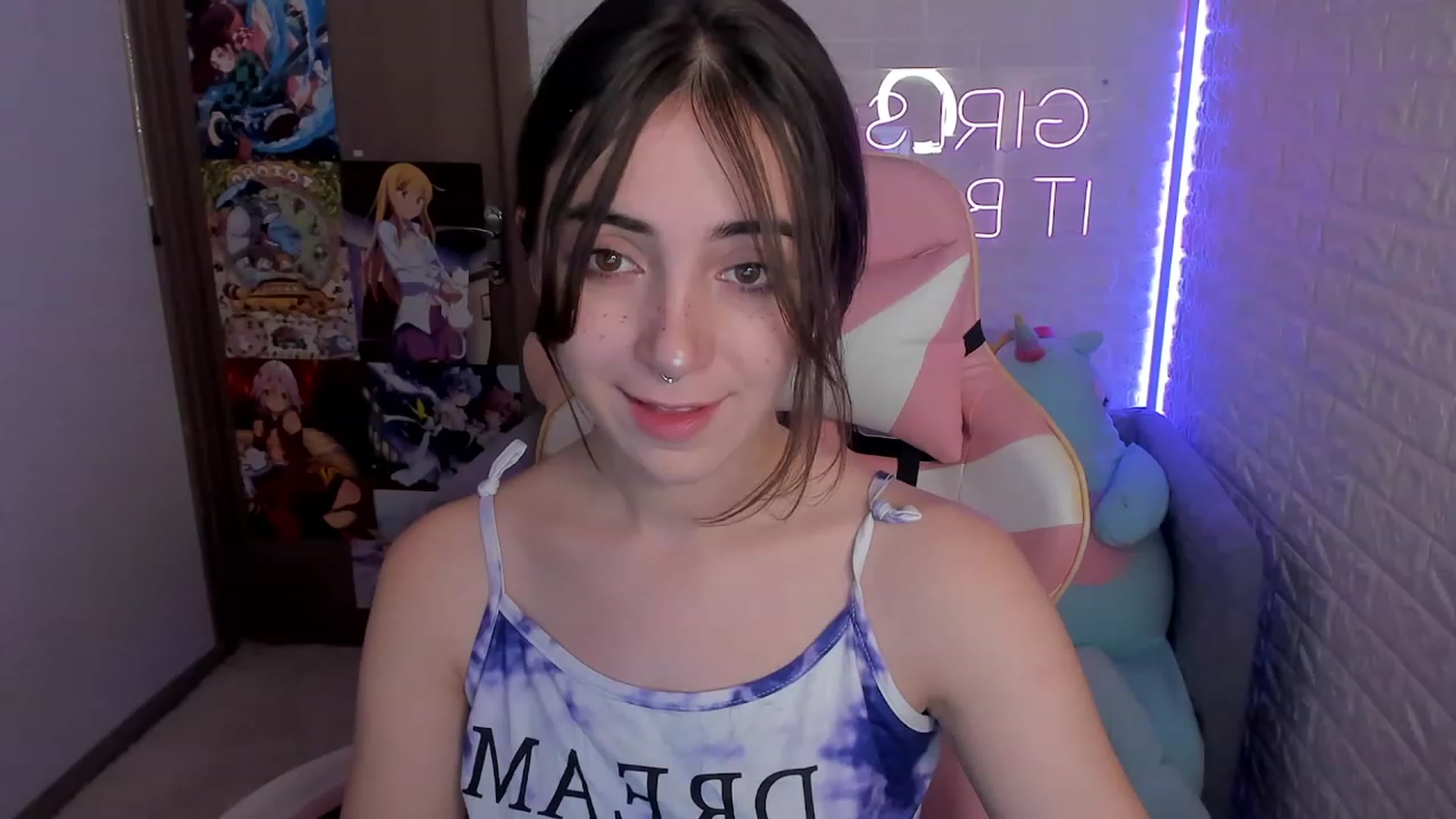Gallery image thumbnail from ElsaYoung's myfreecams stream on, 12/28/2022, 11:19 image 6 of 20