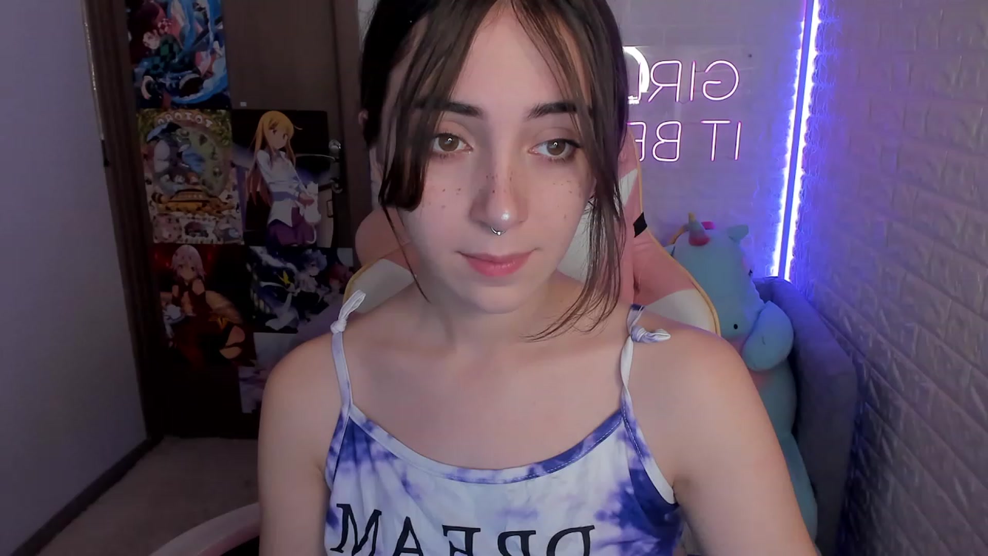 Gallery image thumbnail from ElsaYoung's myfreecams stream on, 12/28/2022, 11:19 image 4 of 20