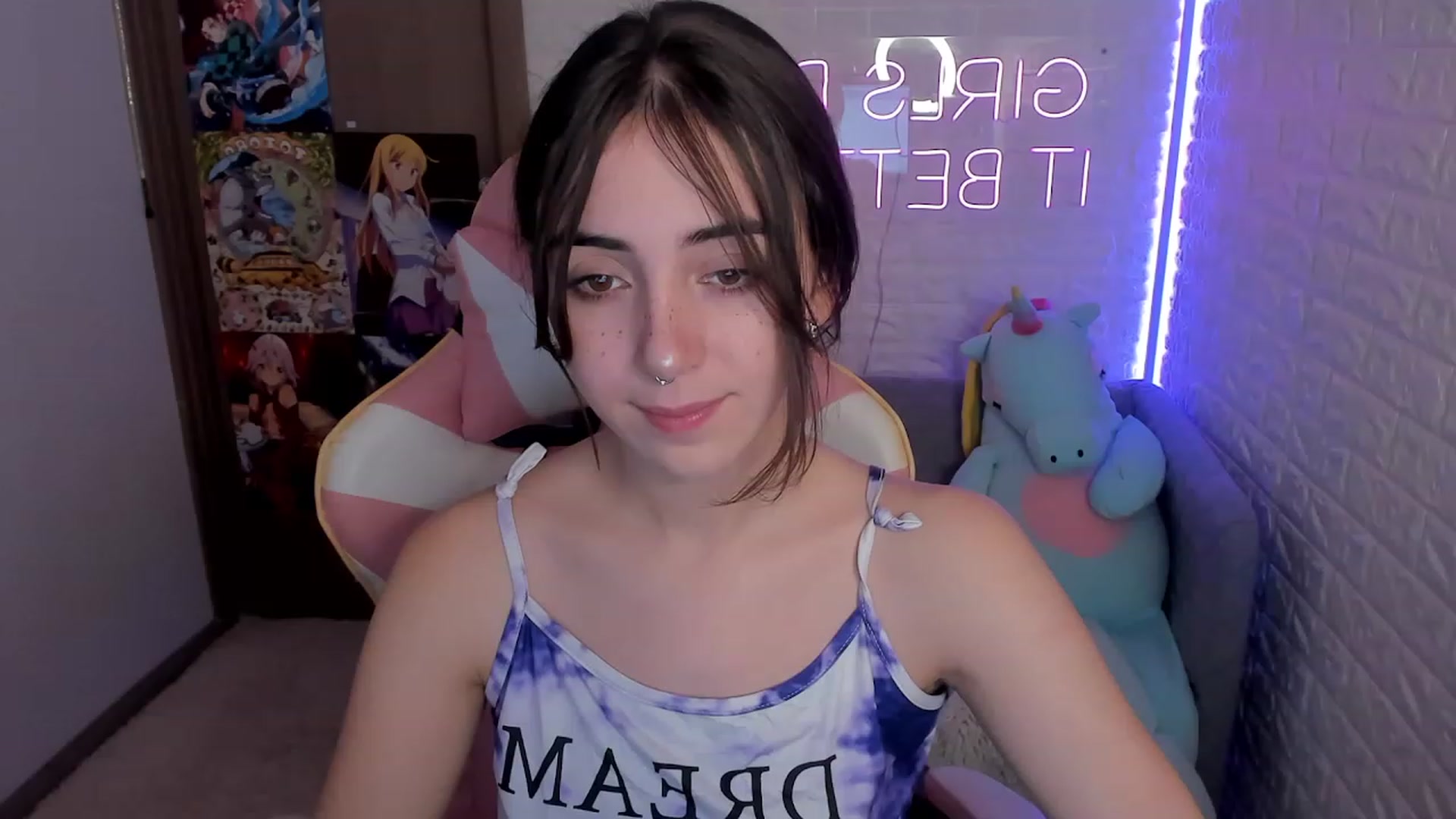 Gallery image thumbnail from ElsaYoung's myfreecams stream on, 12/28/2022, 11:19 image 17 of 20