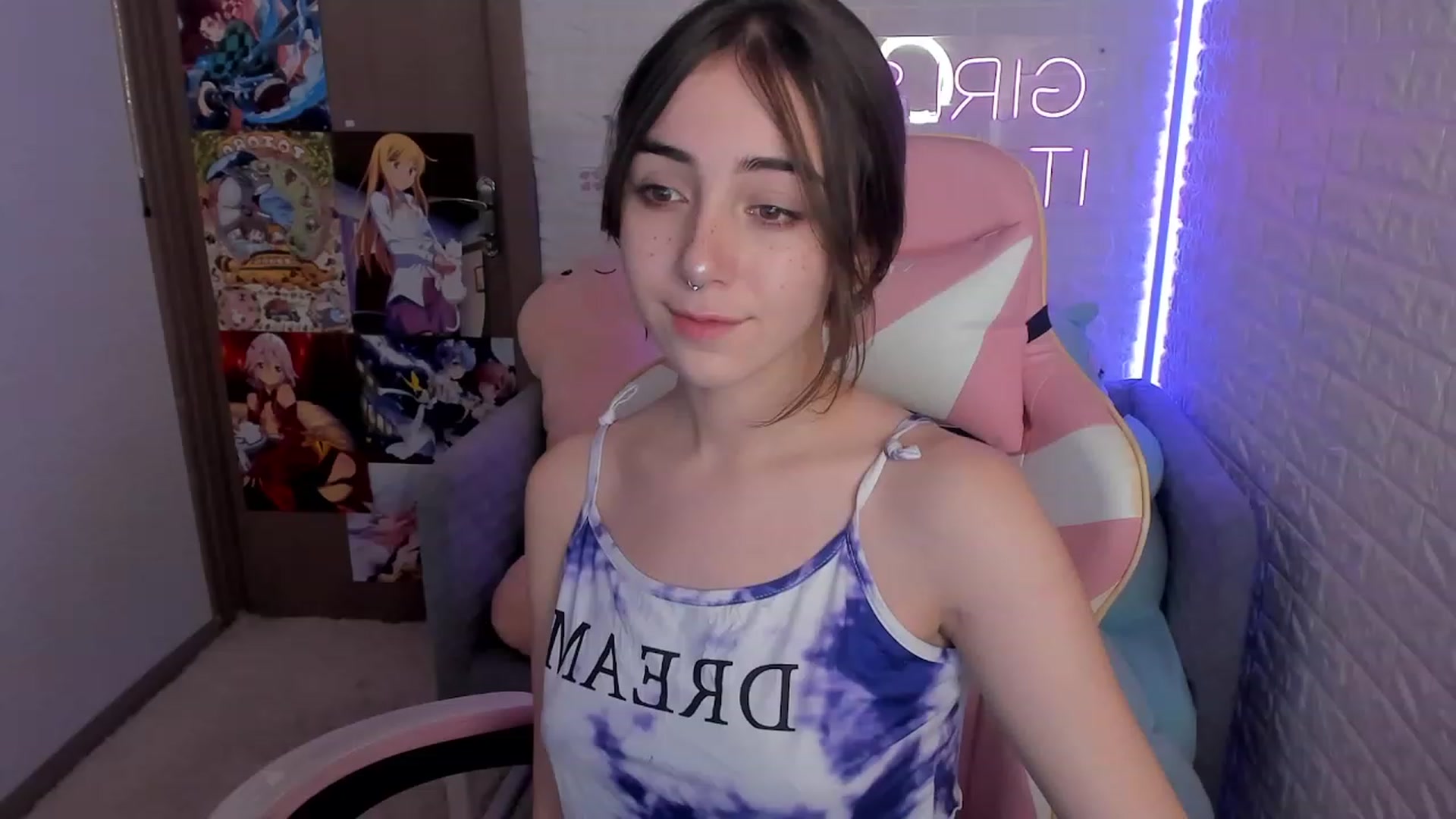 Gallery image thumbnail from ElsaYoung's myfreecams stream on, 12/28/2022, 11:19 image 7 of 20