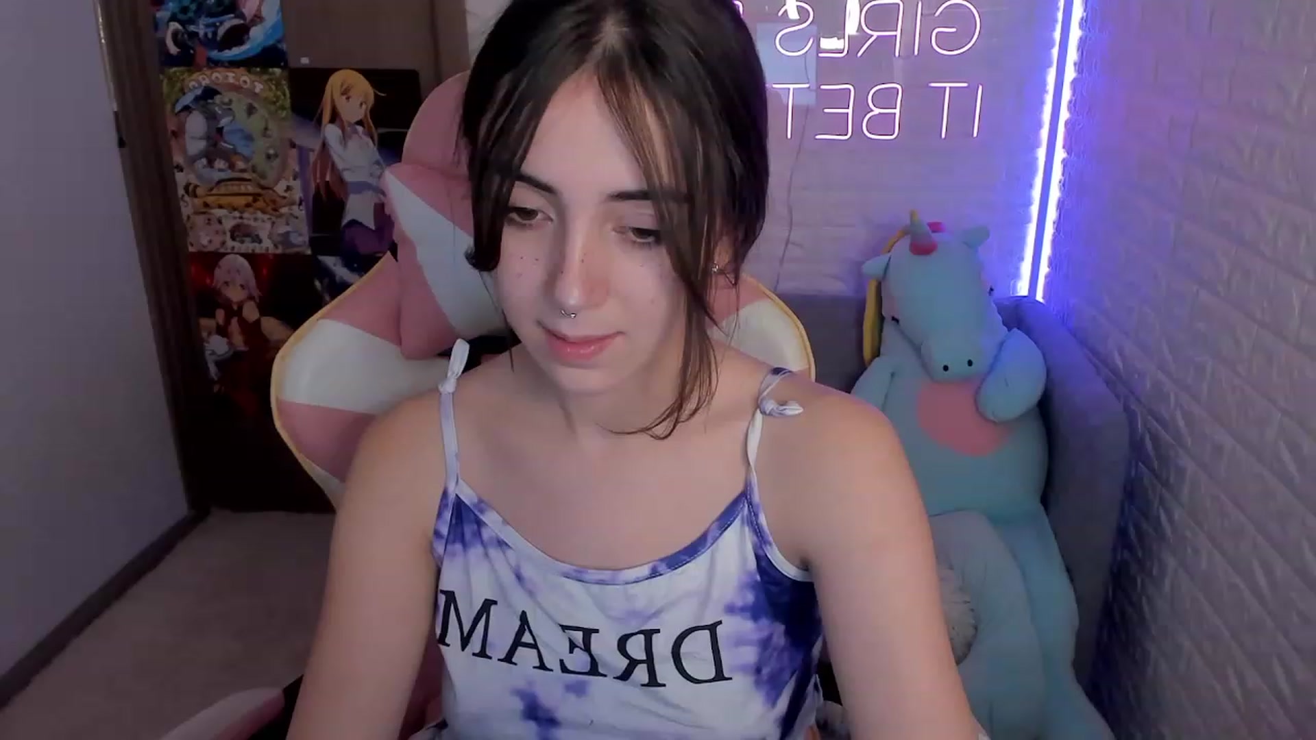 Gallery image thumbnail from ElsaYoung's myfreecams stream on, 12/28/2022, 13:09 image 6 of 20