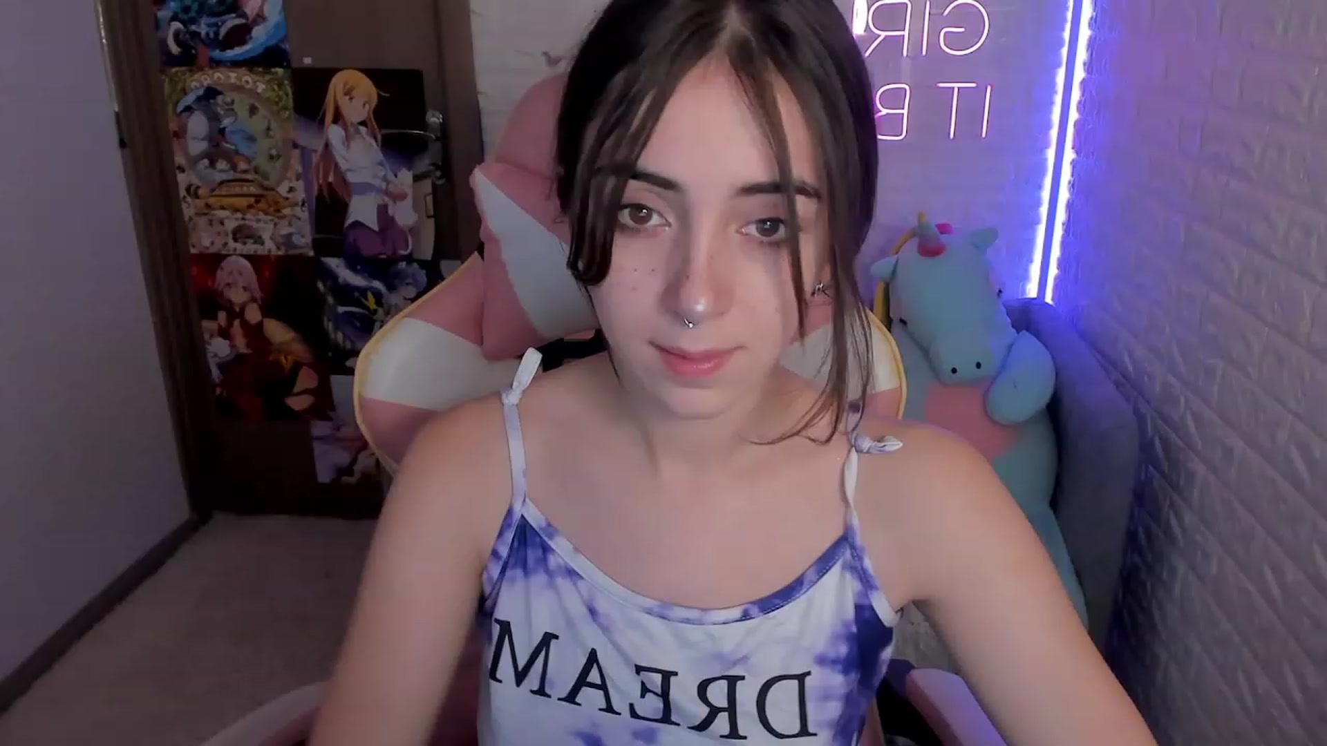 Gallery image thumbnail from ElsaYoung's myfreecams stream on, 12/28/2022, 13:09 image 3 of 20