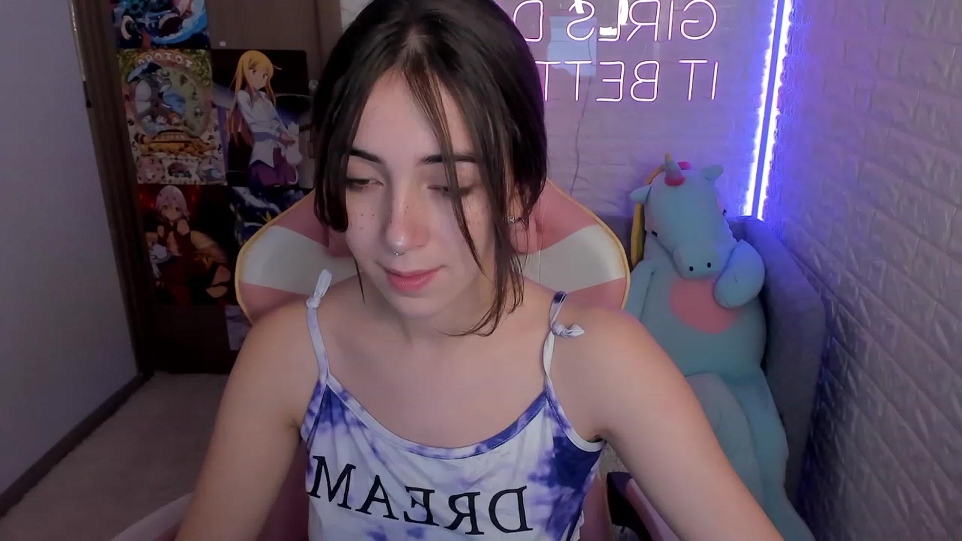Gallery image thumbnail from ElsaYoung's myfreecams stream on, 12/28/2022, 13:09 image 5 of 20