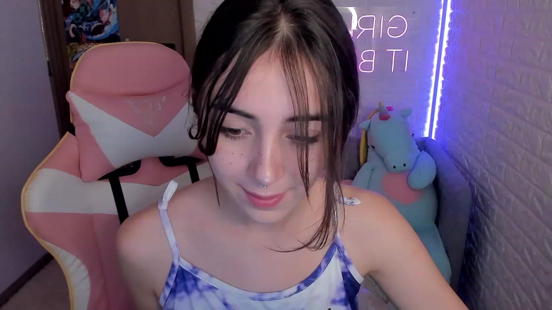 Gallery image thumbnail from ElsaYoung's myfreecams stream on, 12/28/2022, 13:09 image 19 of 20