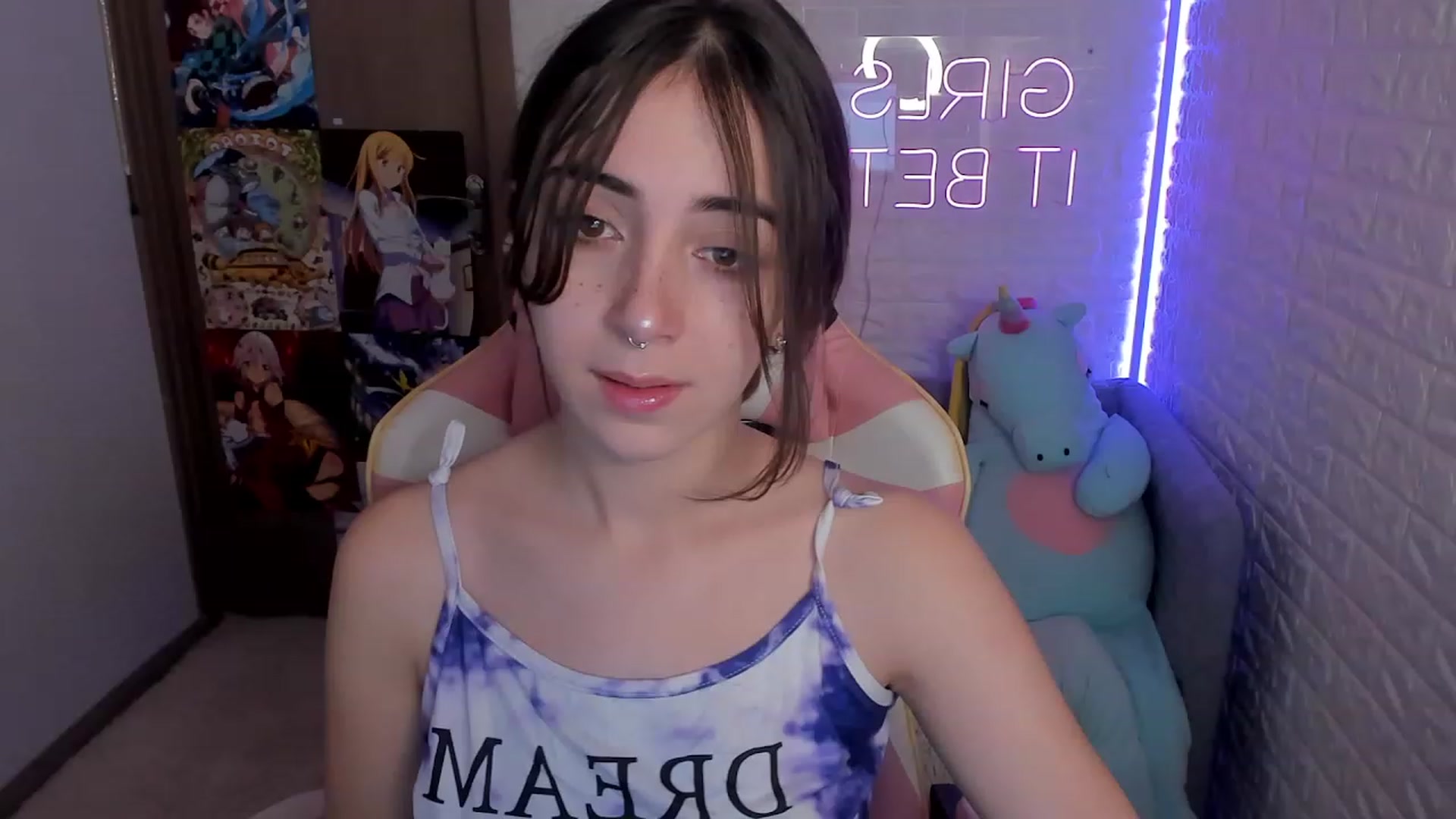 Gallery image thumbnail from ElsaYoung's myfreecams stream on, 12/28/2022, 13:09 image 7 of 20