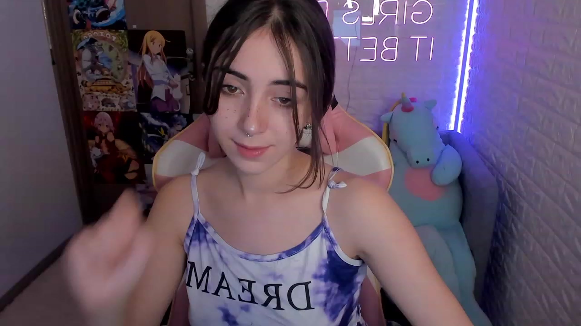 Gallery image thumbnail from ElsaYoung's myfreecams stream on, 12/28/2022, 13:09 image 2 of 20