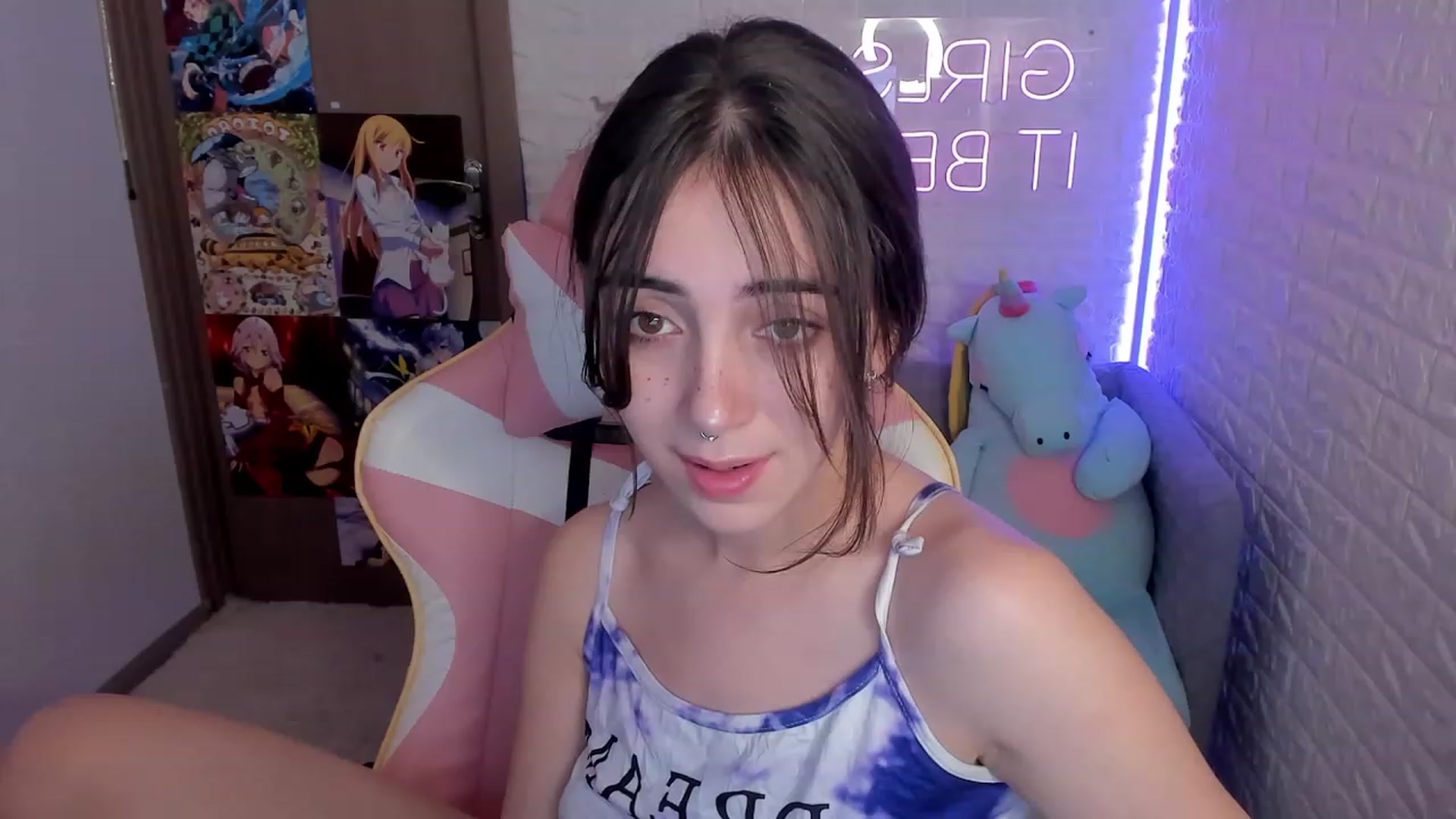 Gallery image thumbnail from ElsaYoung's myfreecams stream on, 12/28/2022, 13:09 image 17 of 20