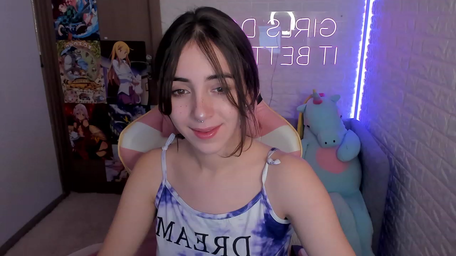Gallery image thumbnail from ElsaYoung's myfreecams stream on, 12/28/2022, 13:09 image 8 of 20