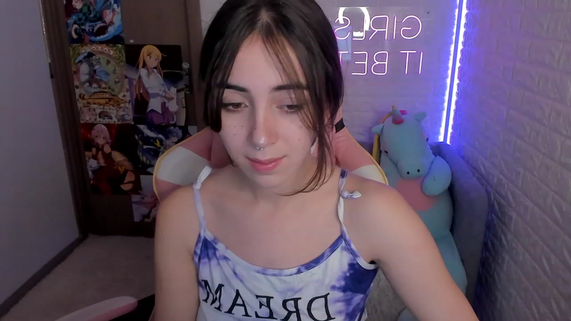 Gallery image thumbnail from ElsaYoung's myfreecams stream on, 12/28/2022, 13:09 image 12 of 20