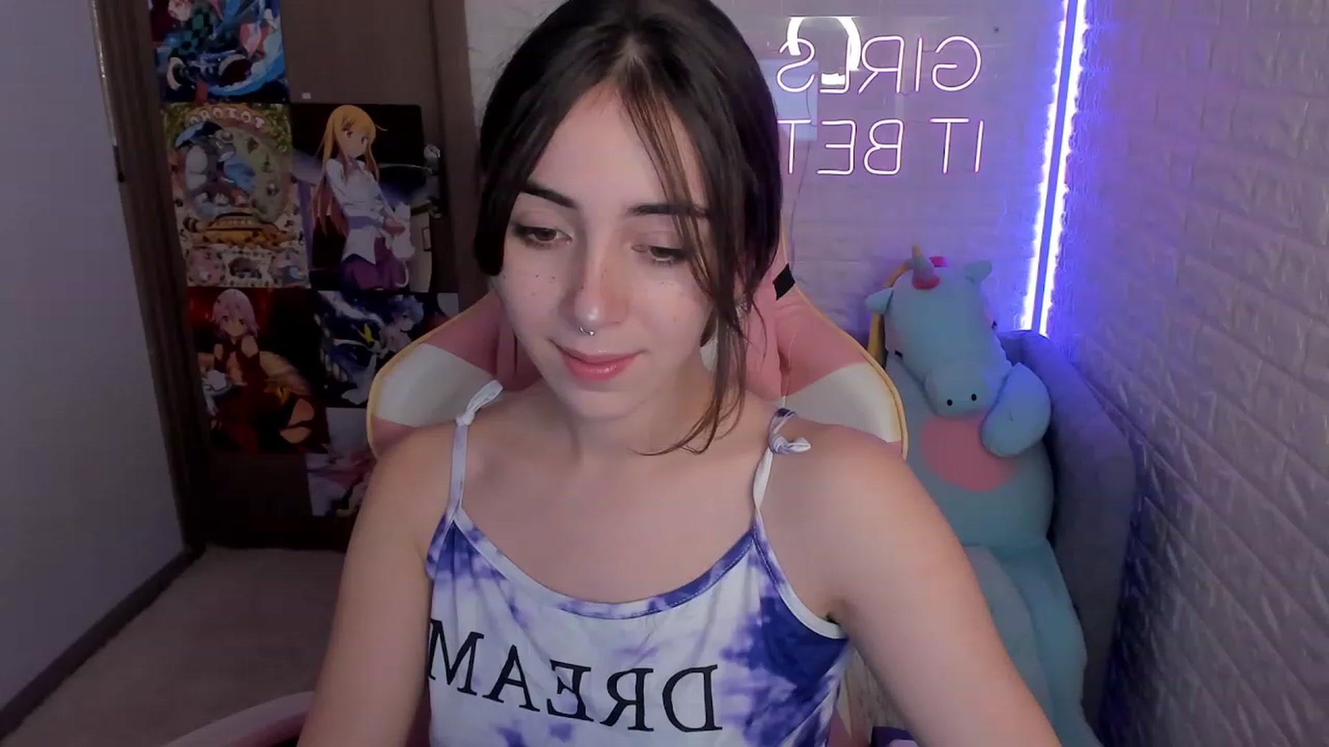 Gallery image thumbnail from ElsaYoung's myfreecams stream on, 12/28/2022, 13:09 image 9 of 20