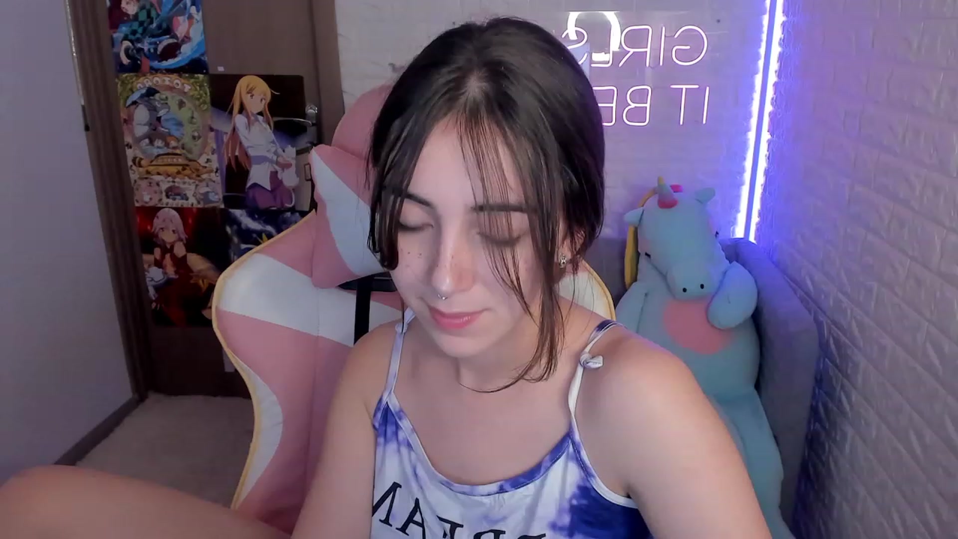 Gallery image thumbnail from ElsaYoung's myfreecams stream on, 12/28/2022, 13:09 image 16 of 20