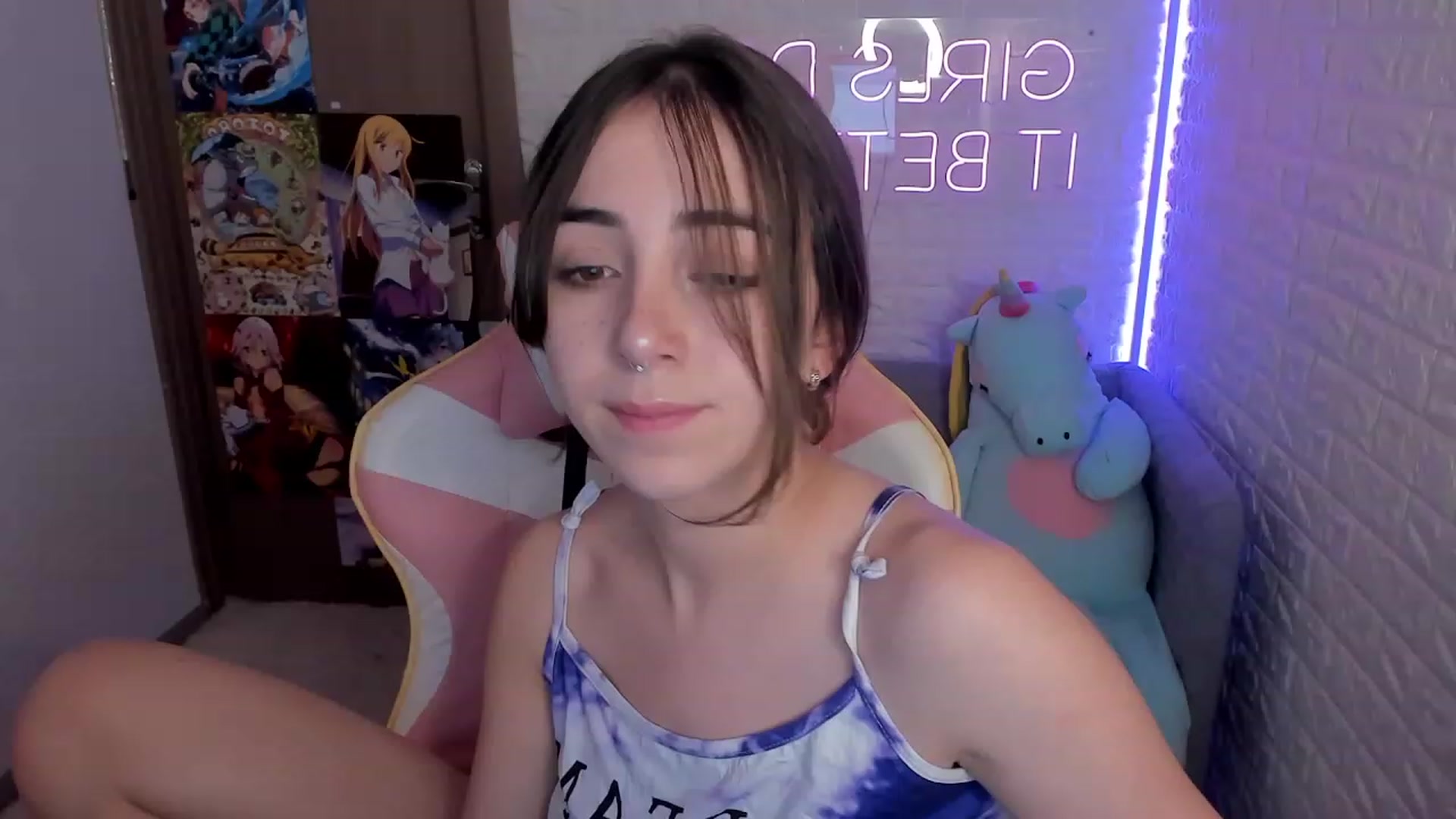 Gallery image thumbnail from ElsaYoung's myfreecams stream on, 12/28/2022, 13:09 image 14 of 20