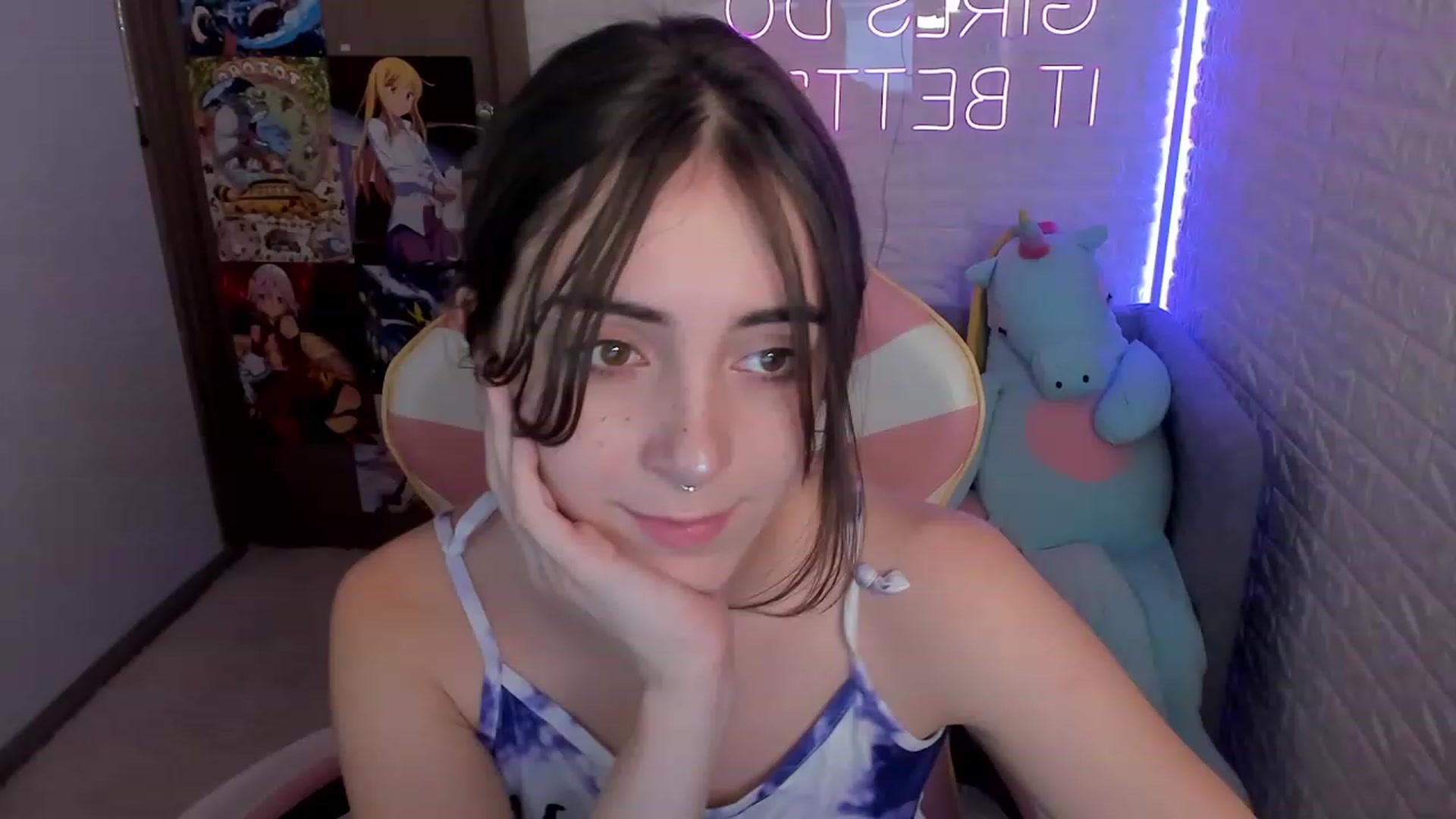 Gallery image thumbnail from ElsaYoung's myfreecams stream on, 12/28/2022, 13:42 image 7 of 20