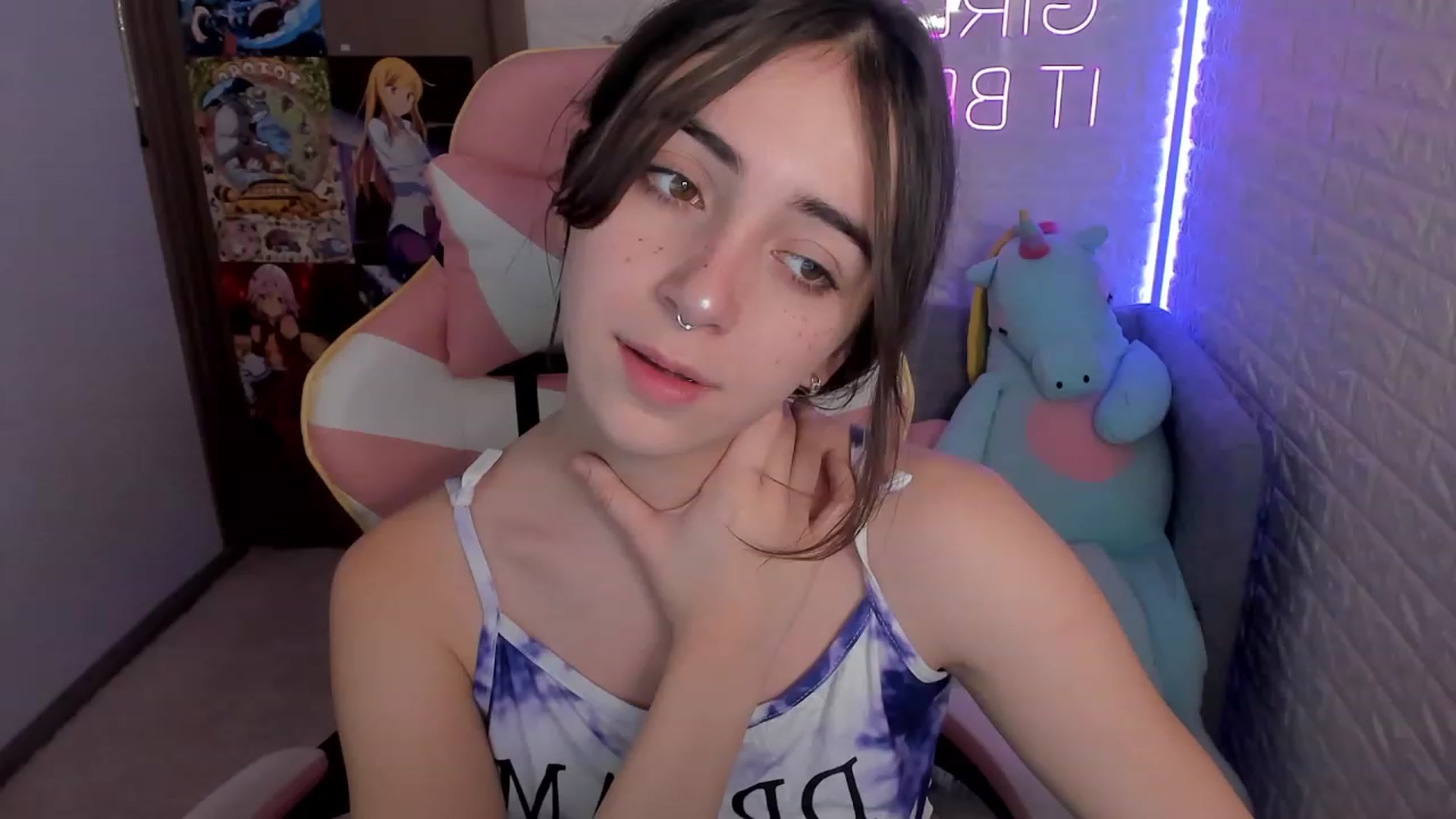 Gallery image thumbnail from ElsaYoung's myfreecams stream on, 12/28/2022, 13:42 image 16 of 20
