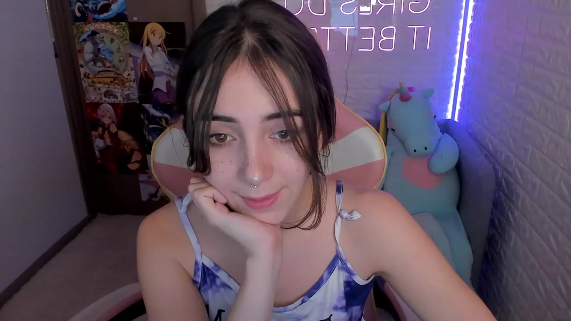 Gallery image thumbnail from ElsaYoung's myfreecams stream on, 12/28/2022, 13:42 image 2 of 20