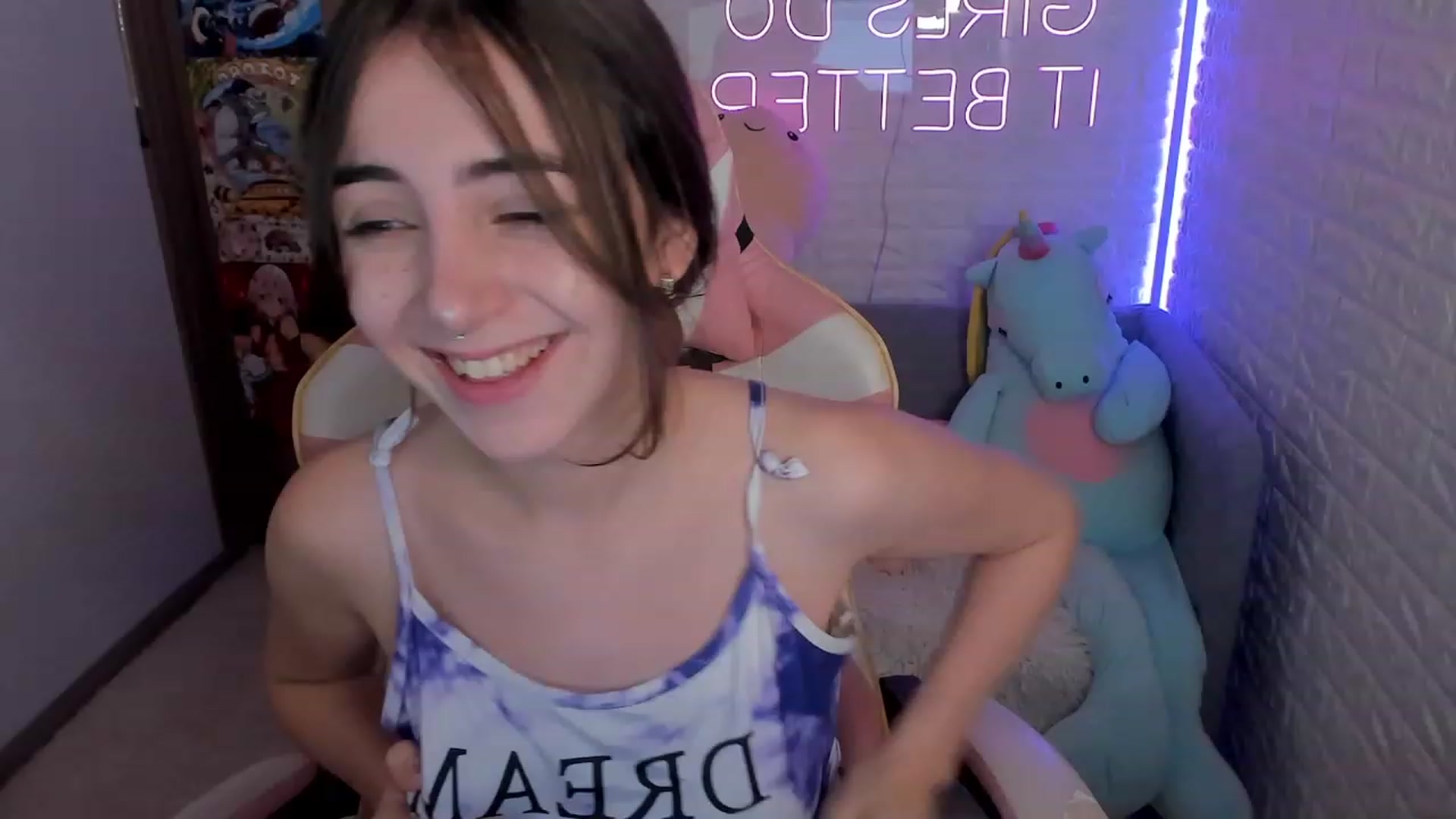 Gallery image thumbnail from ElsaYoung's myfreecams stream on, 12/28/2022, 13:42 image 13 of 20