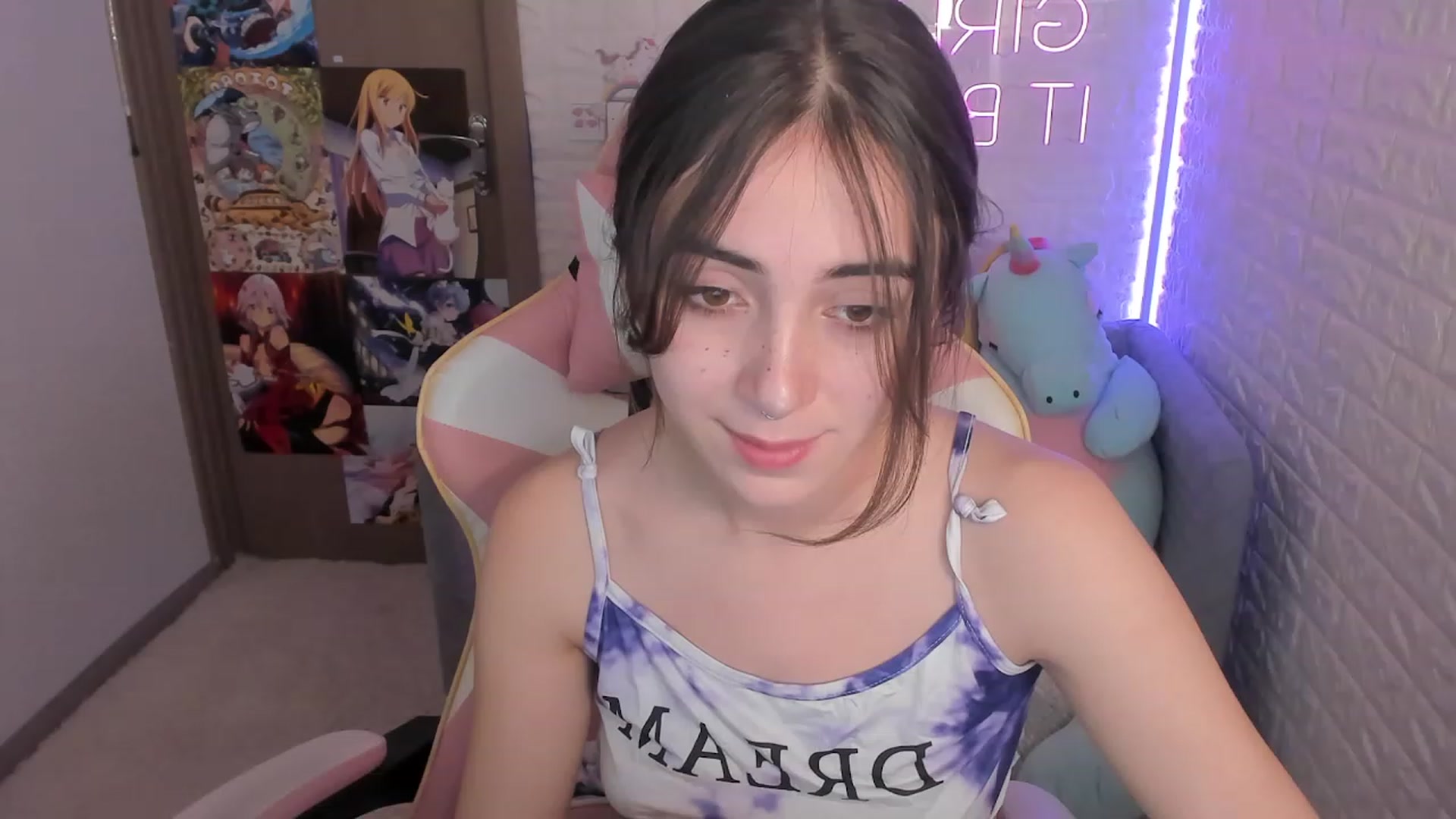 Gallery image thumbnail from ElsaYoung's myfreecams stream on, 12/28/2022, 16:07 image 8 of 20