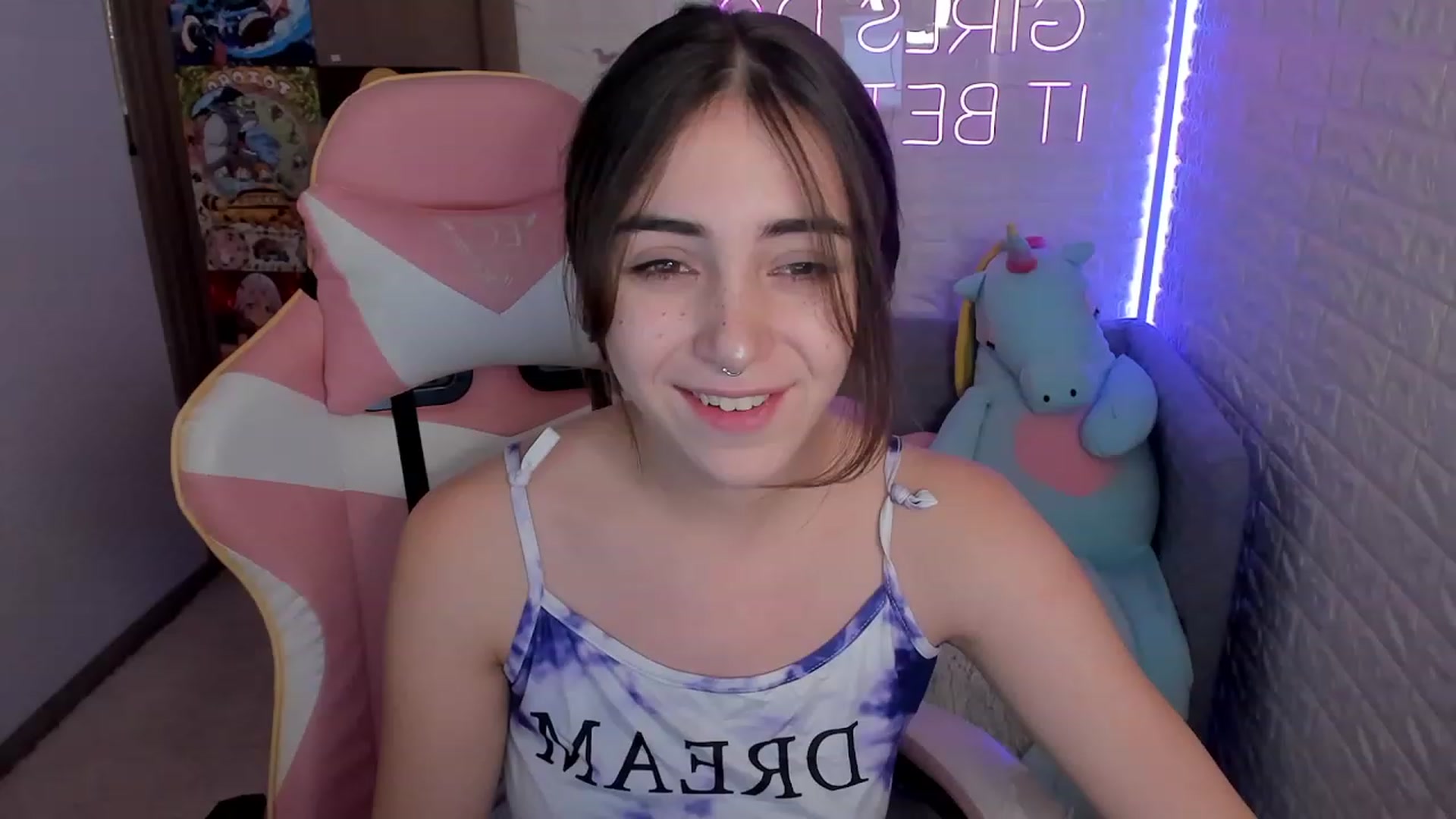 Gallery image thumbnail from ElsaYoung's myfreecams stream on, 12/28/2022, 16:07 image 2 of 20