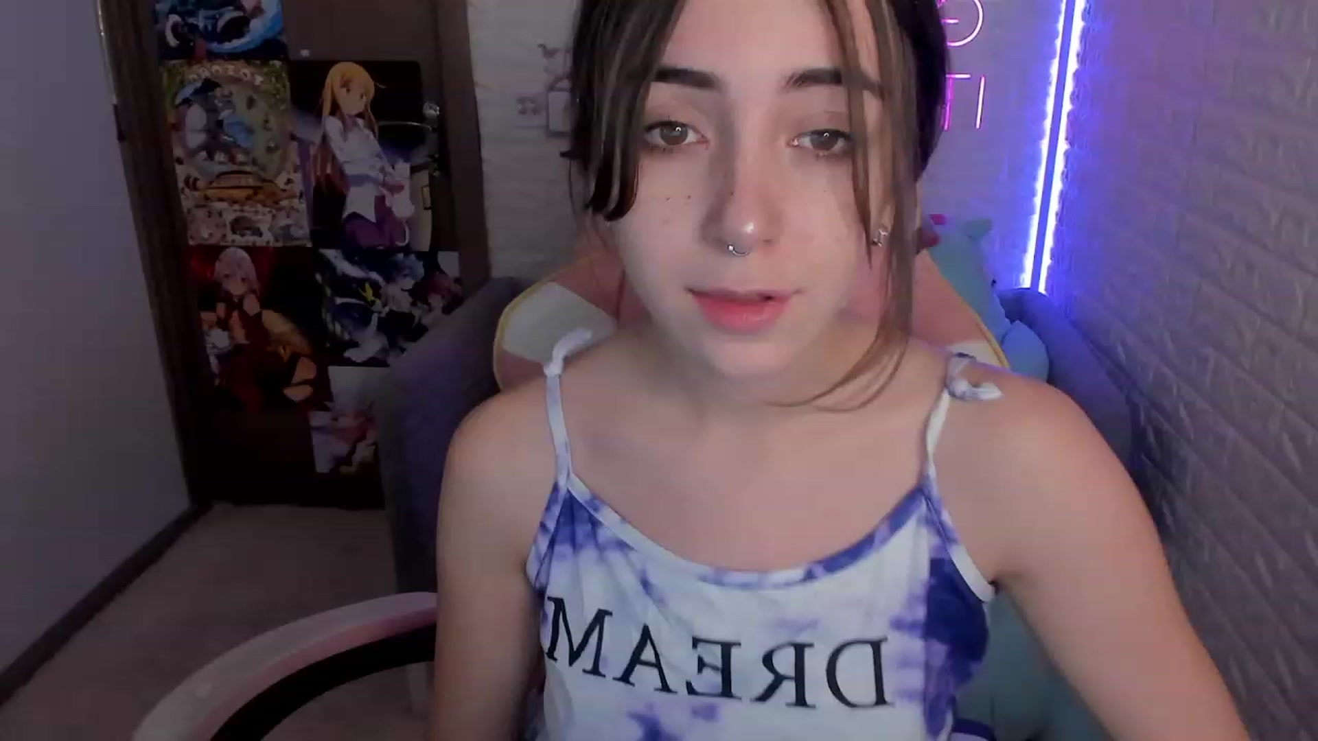 Gallery image thumbnail from ElsaYoung's myfreecams stream on, 12/28/2022, 16:07 image 1 of 20