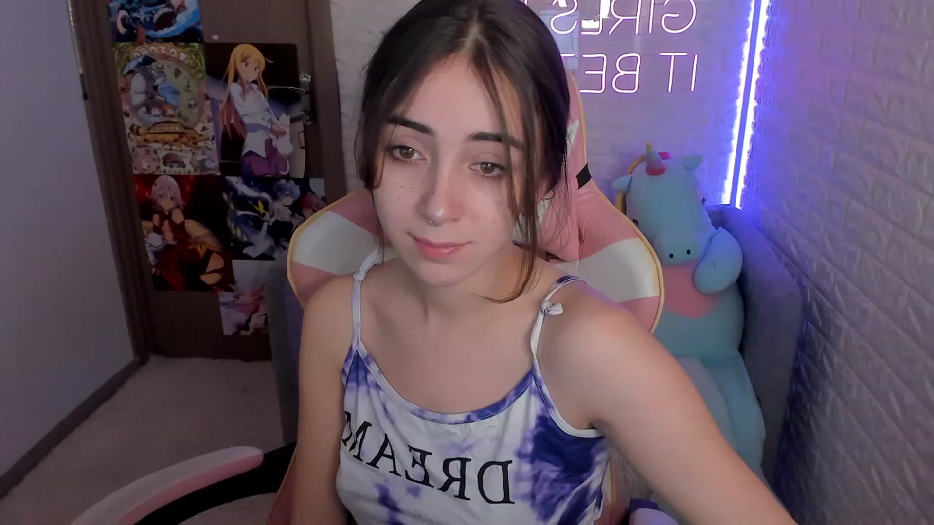 Gallery image thumbnail from ElsaYoung's myfreecams stream on, 12/28/2022, 16:07 image 4 of 20