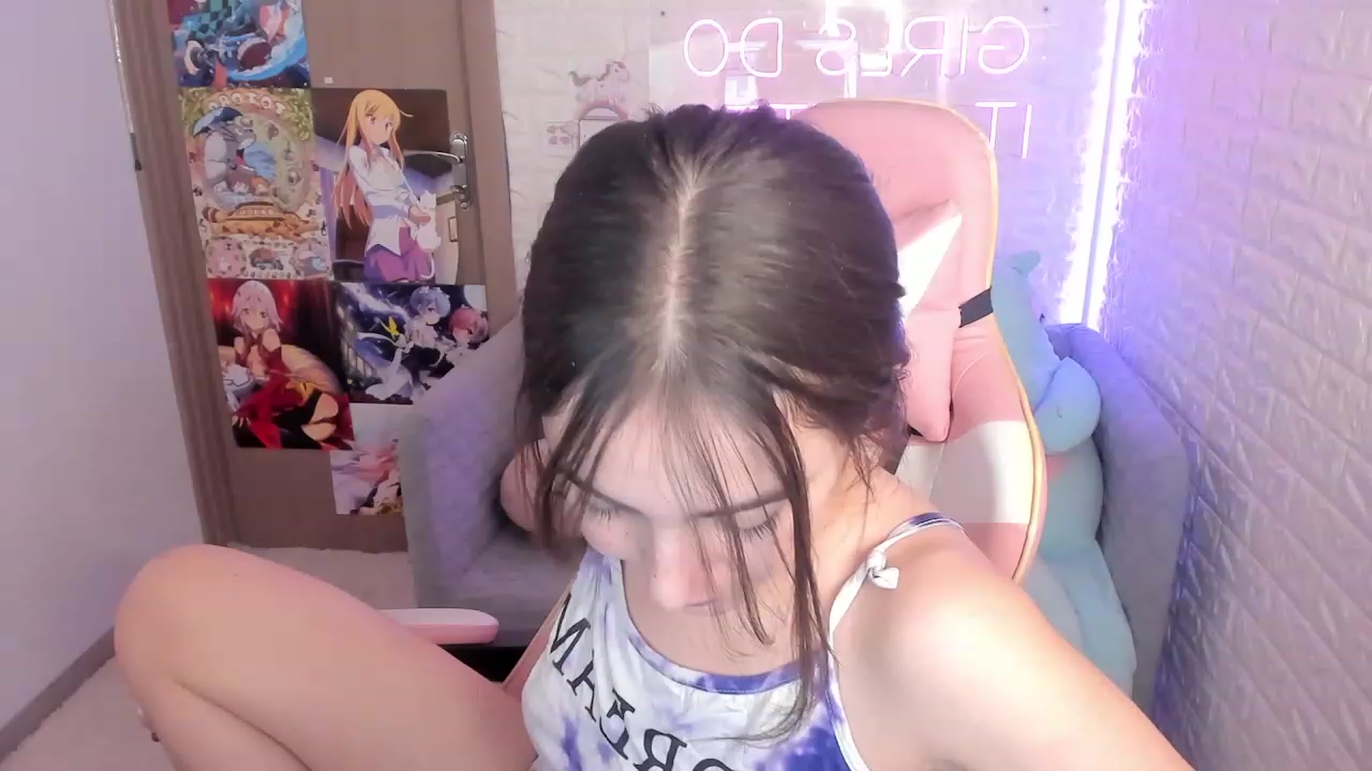 Gallery image thumbnail from ElsaYoung's myfreecams stream on, 12/28/2022, 16:07 image 17 of 20