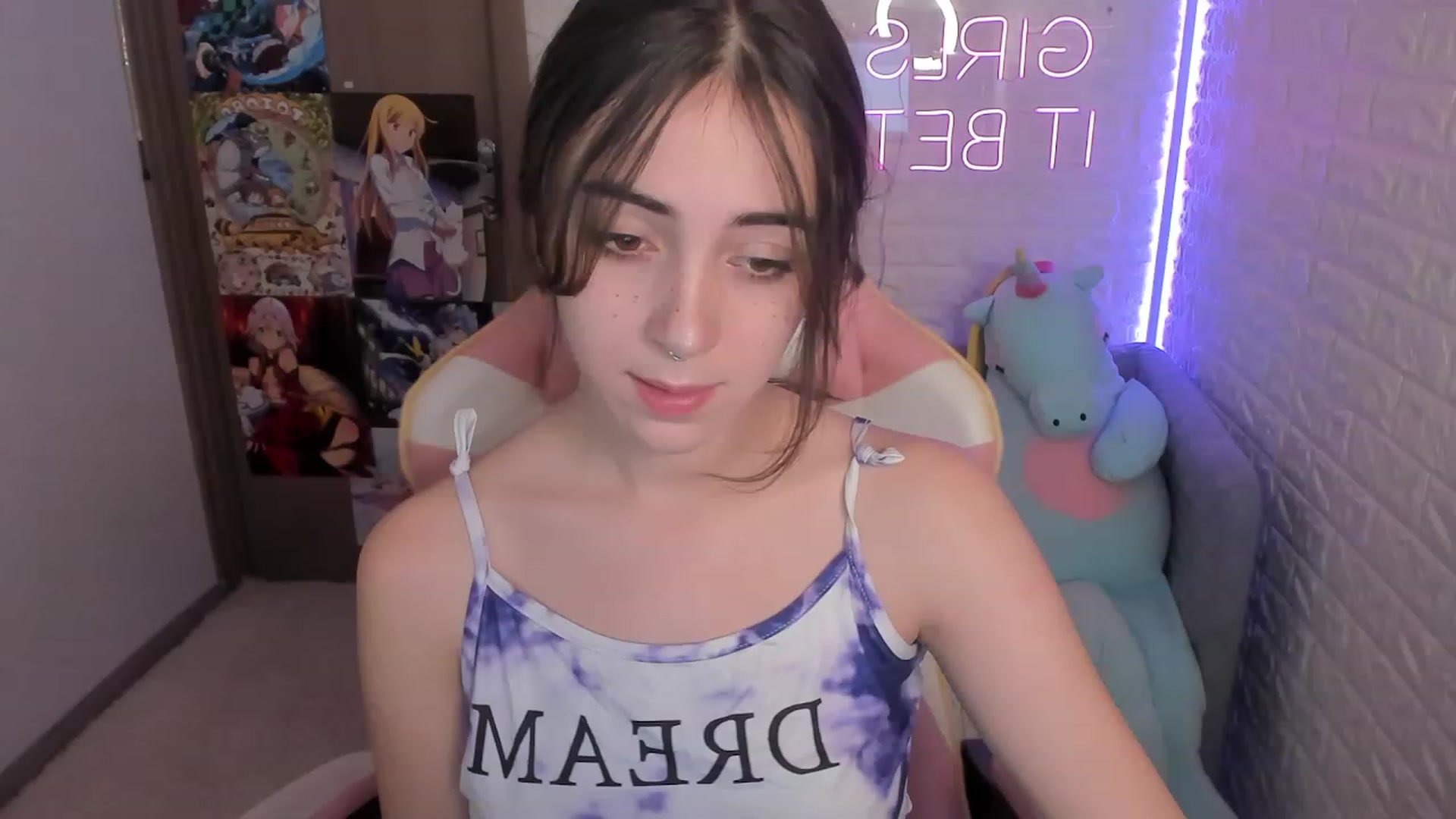 Gallery image thumbnail from ElsaYoung's myfreecams stream on, 12/28/2022, 16:07 image 13 of 20