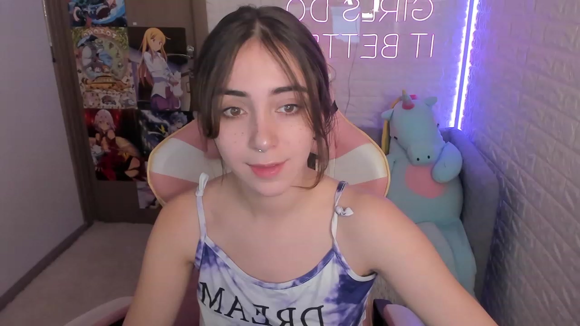 Gallery image thumbnail from ElsaYoung's myfreecams stream on, 12/28/2022, 16:07 image 12 of 20