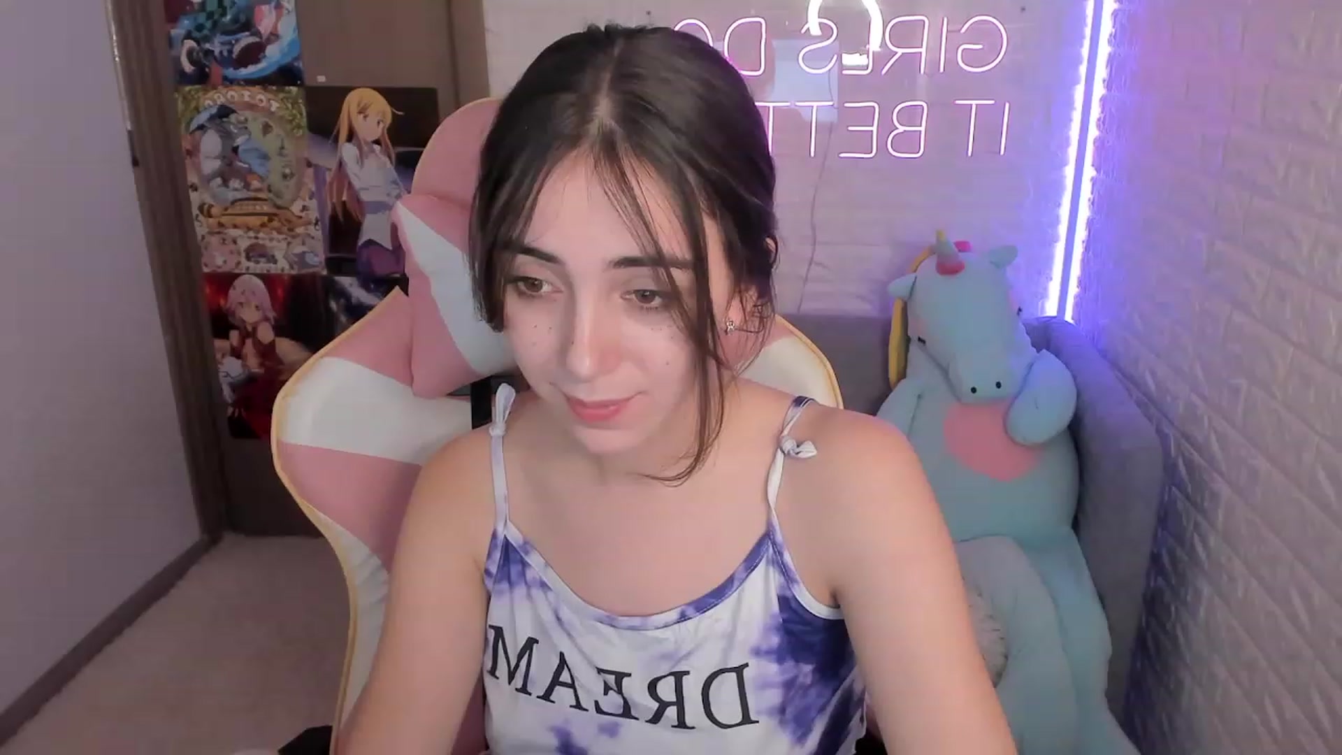 Gallery image thumbnail from ElsaYoung's myfreecams stream on, 12/28/2022, 16:07 image 15 of 20