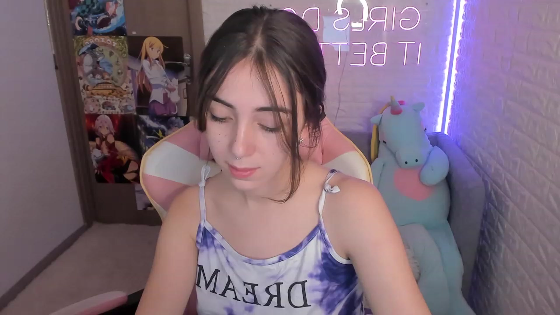 Gallery image thumbnail from ElsaYoung's myfreecams stream on, 12/28/2022, 16:07 image 19 of 20