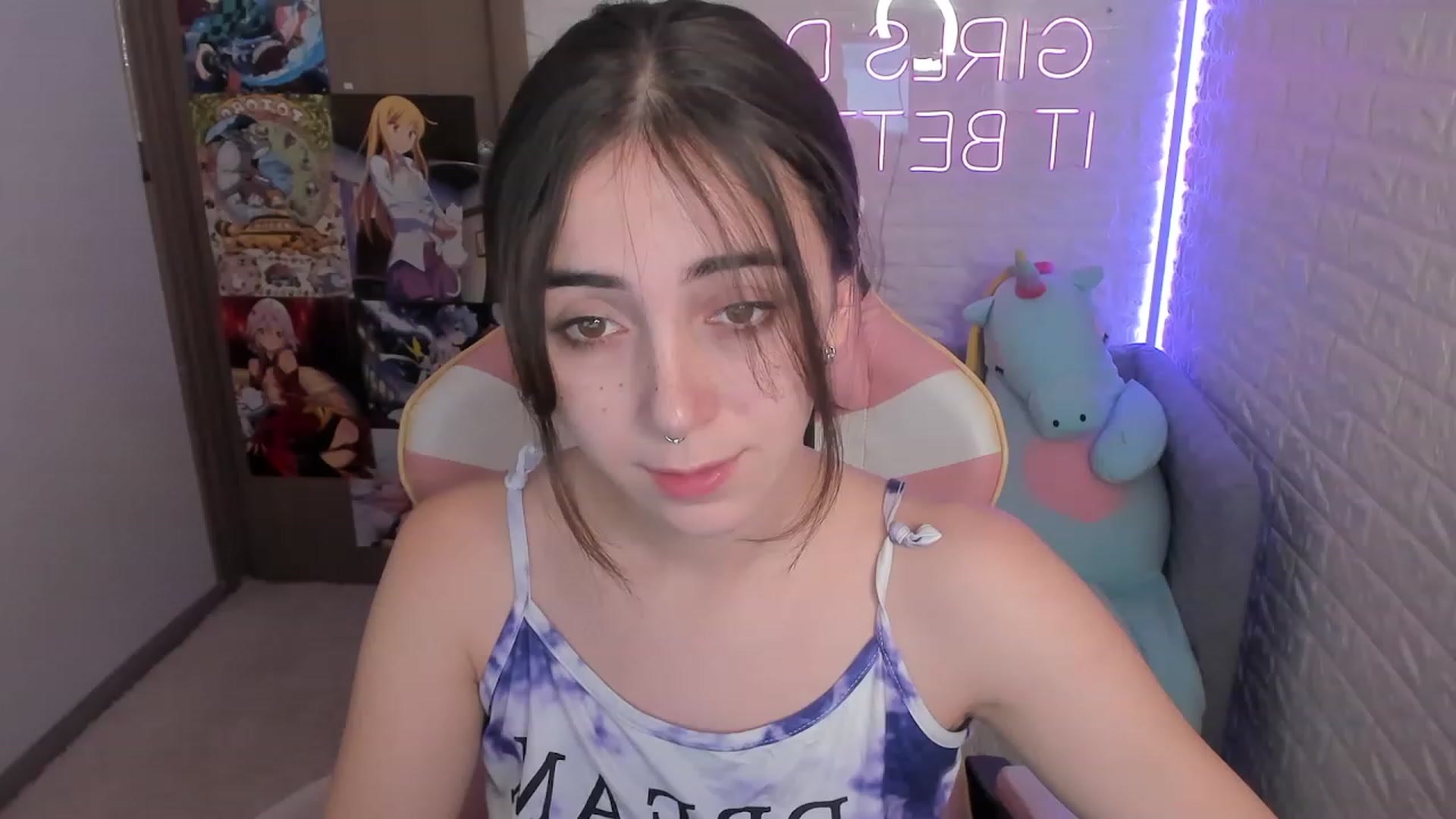 Gallery image thumbnail from ElsaYoung's myfreecams stream on, 12/28/2022, 16:54 image 16 of 20