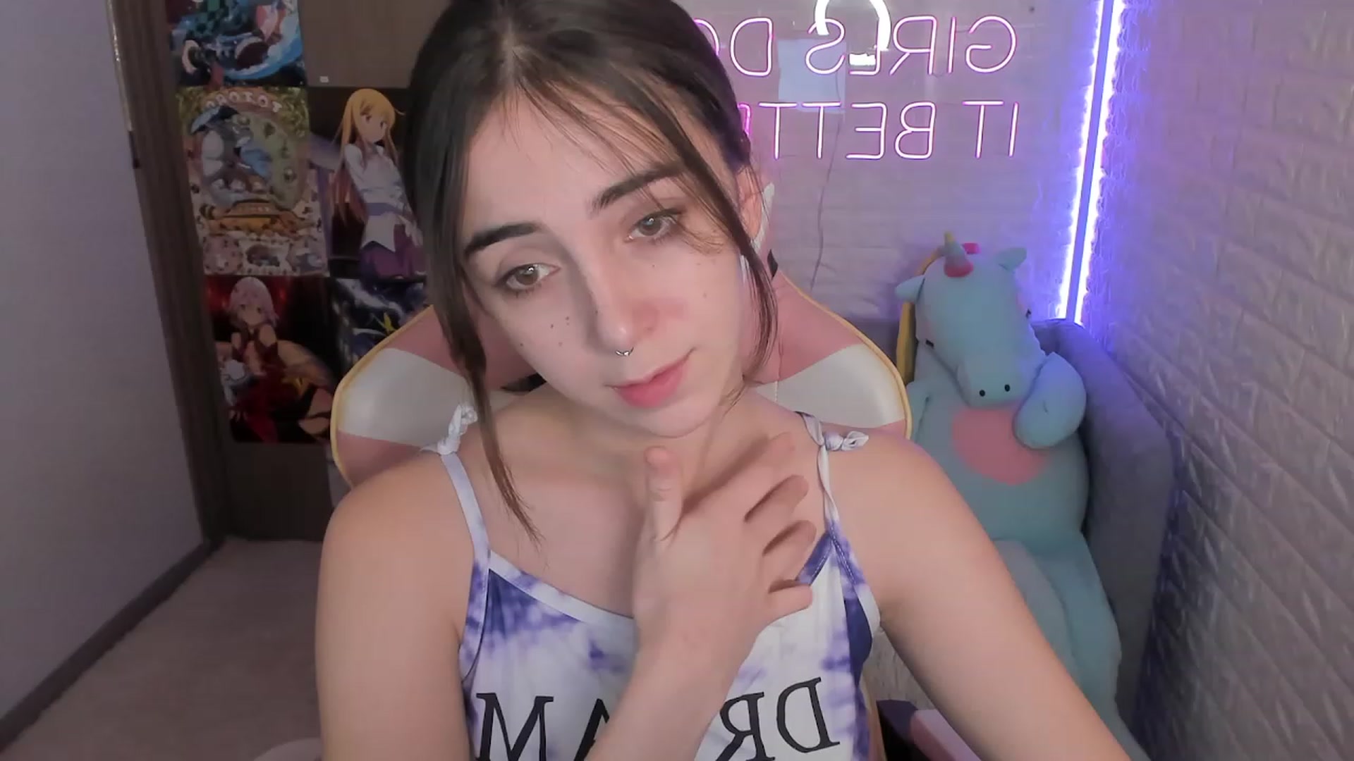 Gallery image thumbnail from ElsaYoung's myfreecams stream on, 12/28/2022, 16:54 image 18 of 20