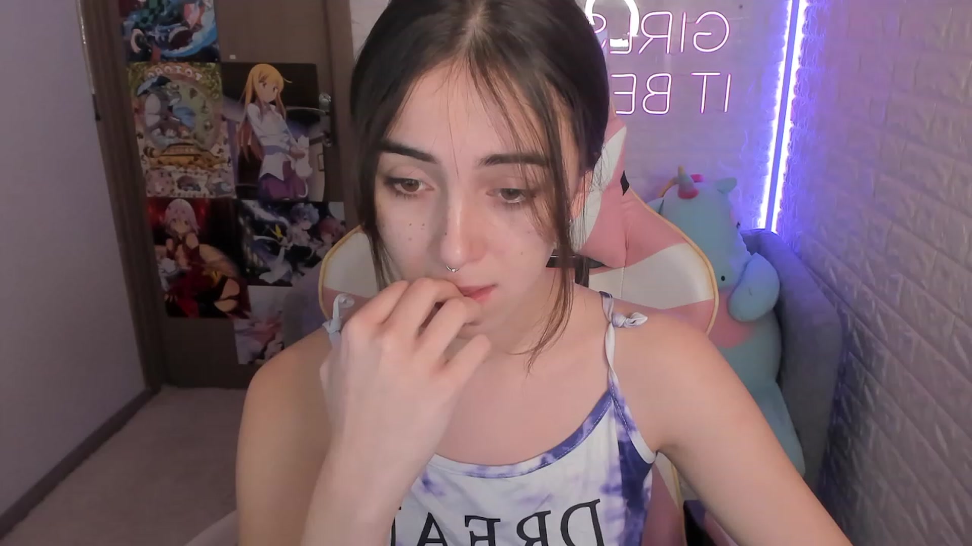 Gallery image thumbnail from ElsaYoung's myfreecams stream on, 12/28/2022, 16:54 image 6 of 20