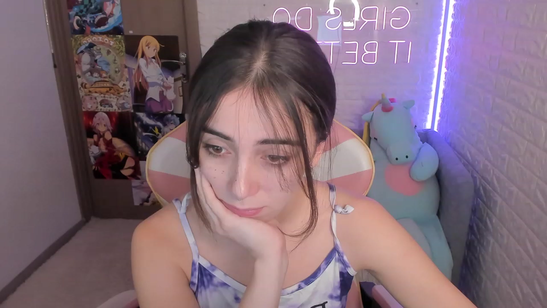 Gallery image thumbnail from ElsaYoung's myfreecams stream on, 12/28/2022, 16:54 image 15 of 20