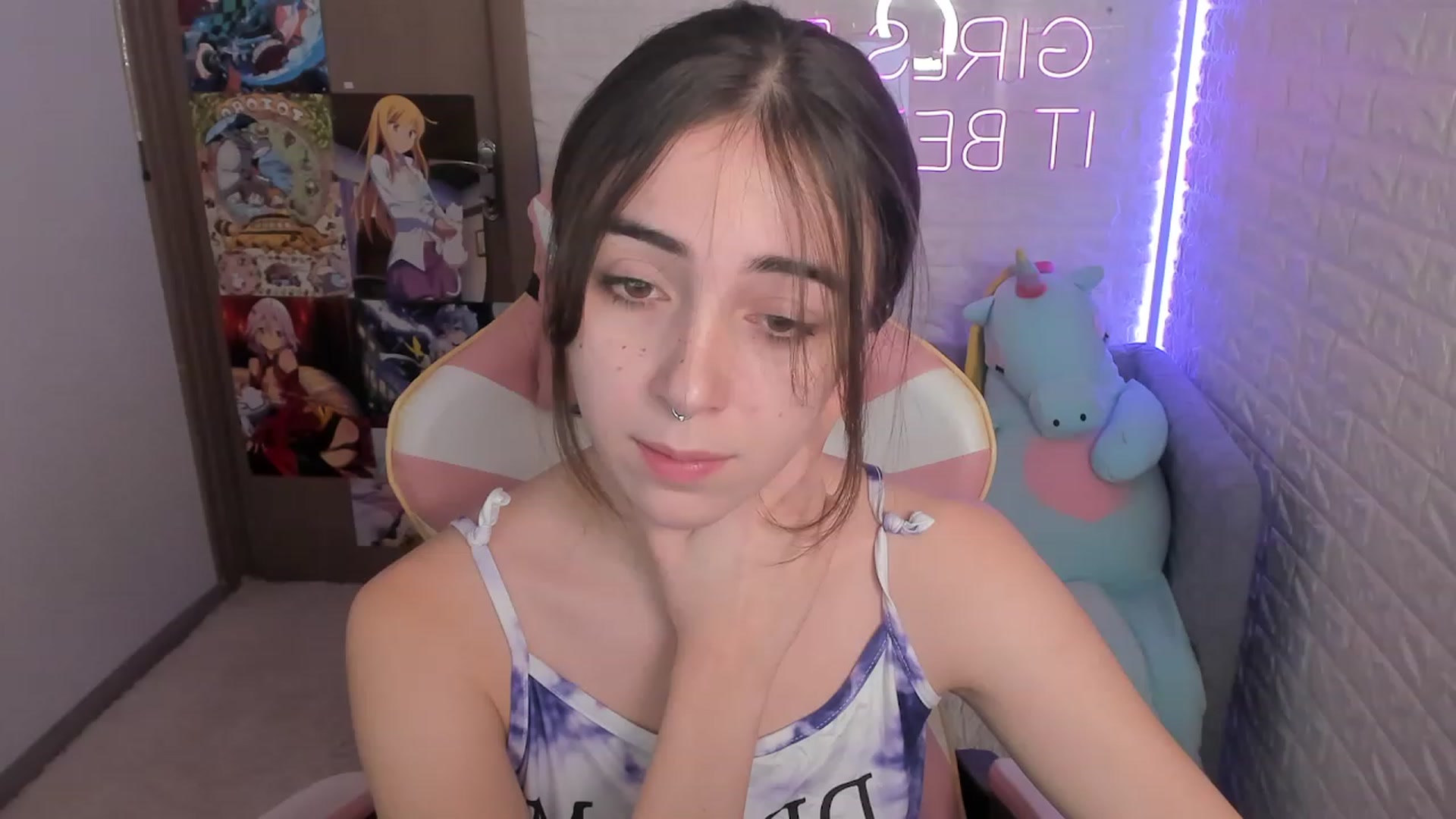 Gallery image thumbnail from ElsaYoung's myfreecams stream on, 12/28/2022, 16:54 image 14 of 20